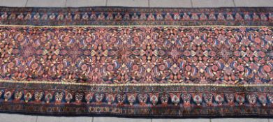 LÄUFER TEPPICH,Wolle, Nordwestpersien 1940 Maße: 520 x 130 cm. Alterspuren. Guter Zustand.