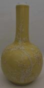 GELBE VASE, China, Porzellan glasiert. gemarkt, China Mit opaken Auflagen. Höhe: 44 cm, Durchmesser: