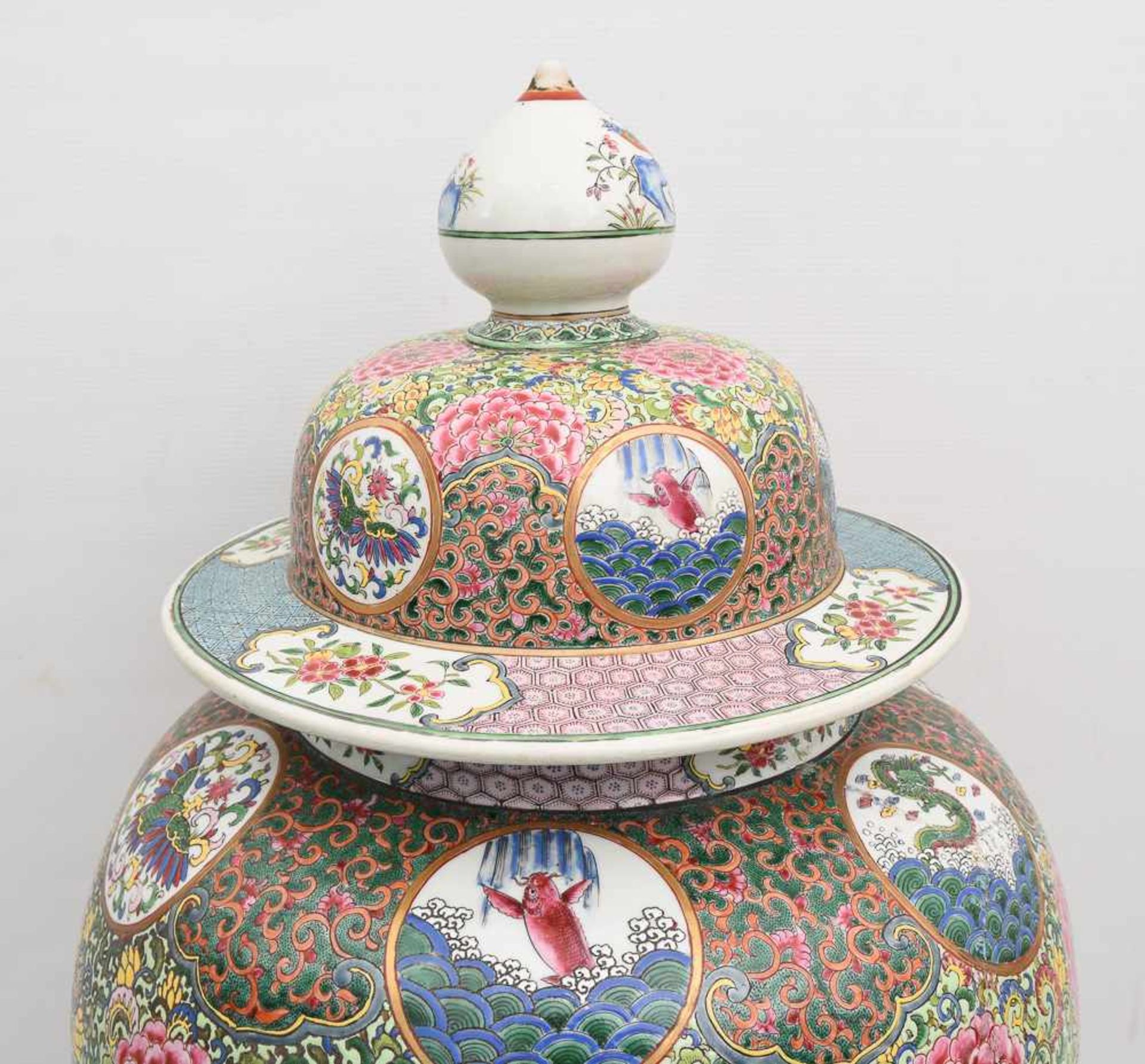 GROSSE DECKELVASE, bemaltes glasiertes Porzellan, China 19. Jahrhundert Vase mit reicher - Bild 2 aus 11