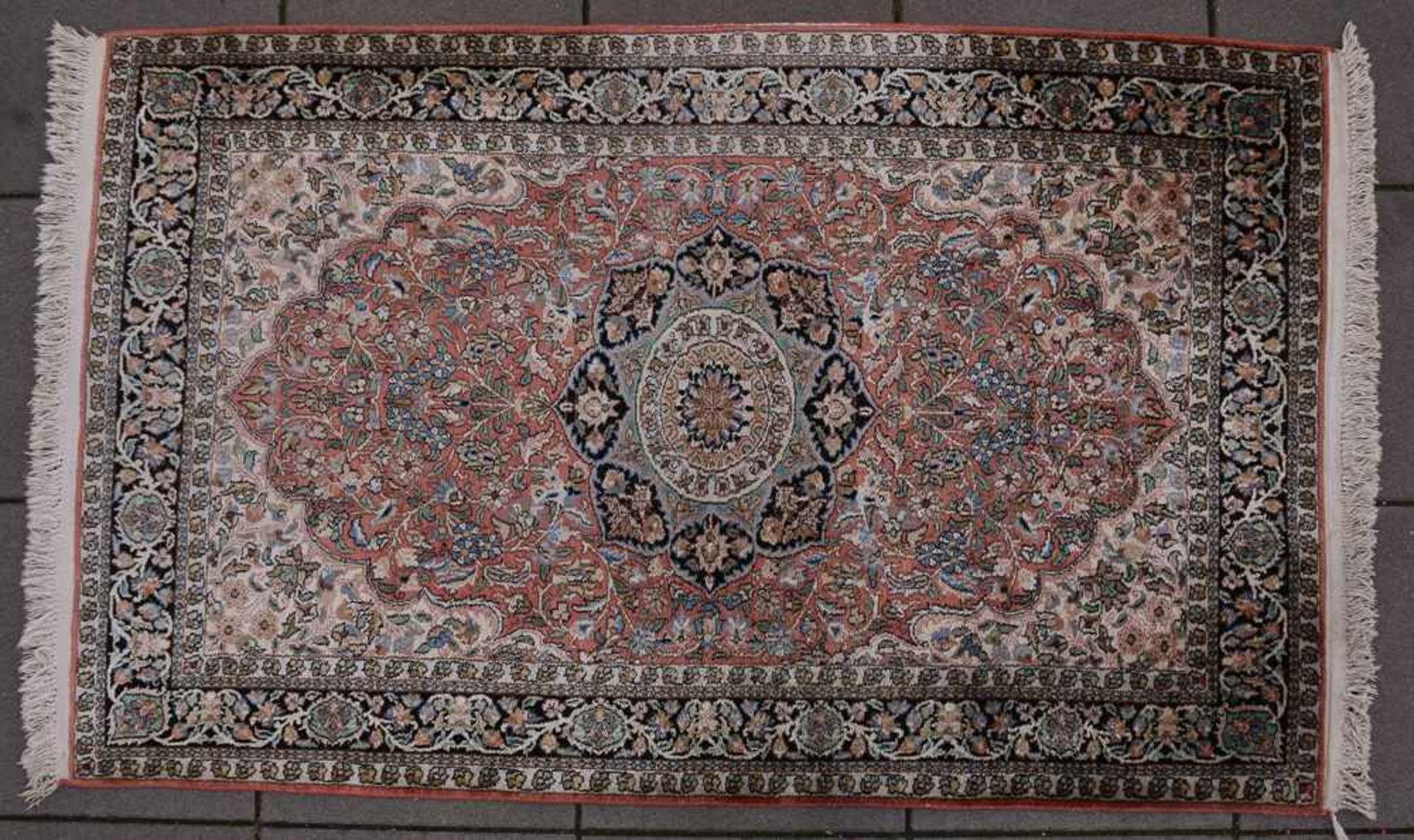 TEPPICH 7, Kaschmir, Seide, Iran 20. Jahrhundert Mit Rosenmuster. Maße: 200 x 123 cm. - Bild 2 aus 3