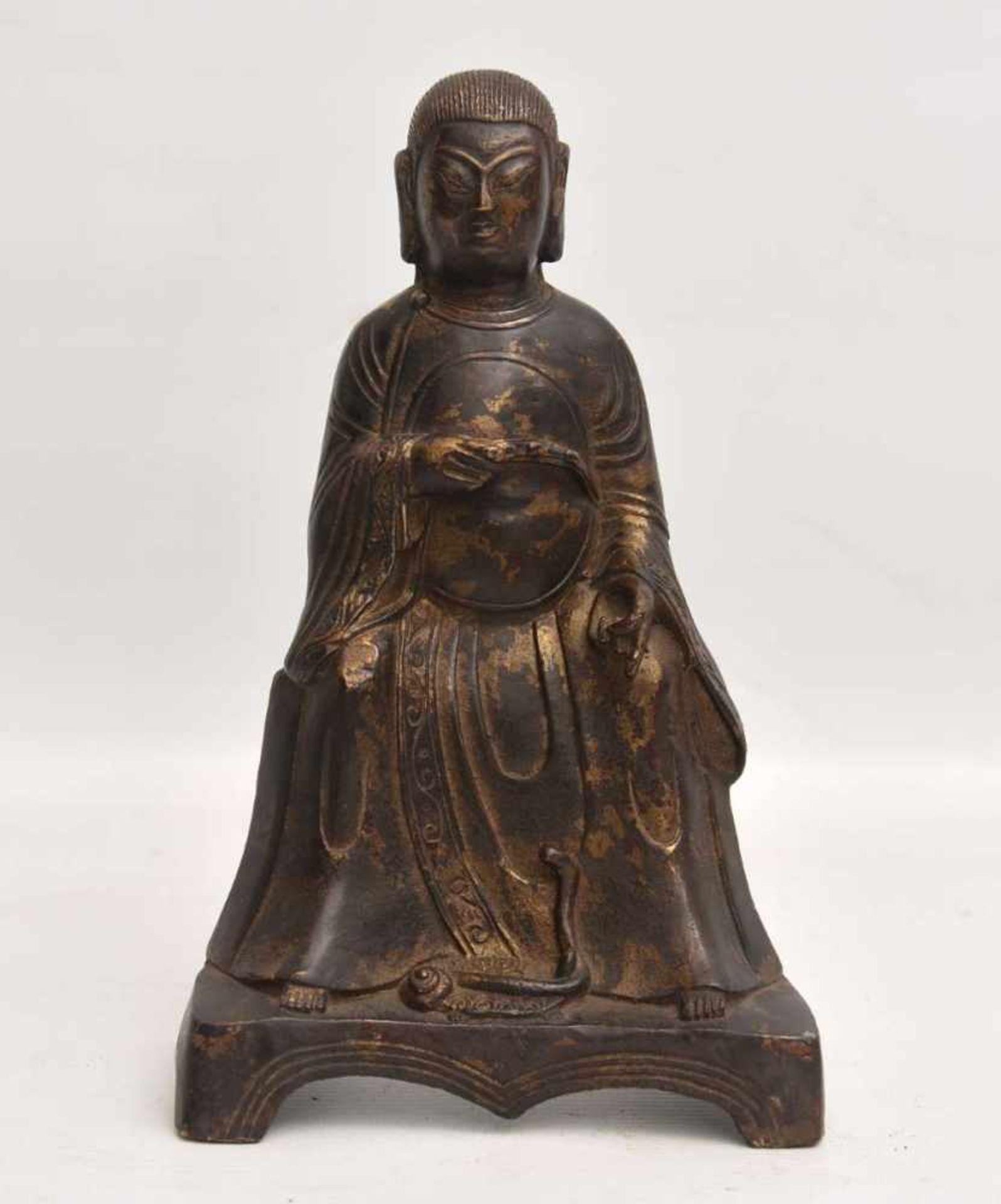 "HOFBEAMTER", Statuette mit Blattgold, China , späte- Ming-Dynastie Höhe. 25 cm. Altersspuren, - Image 2 of 6