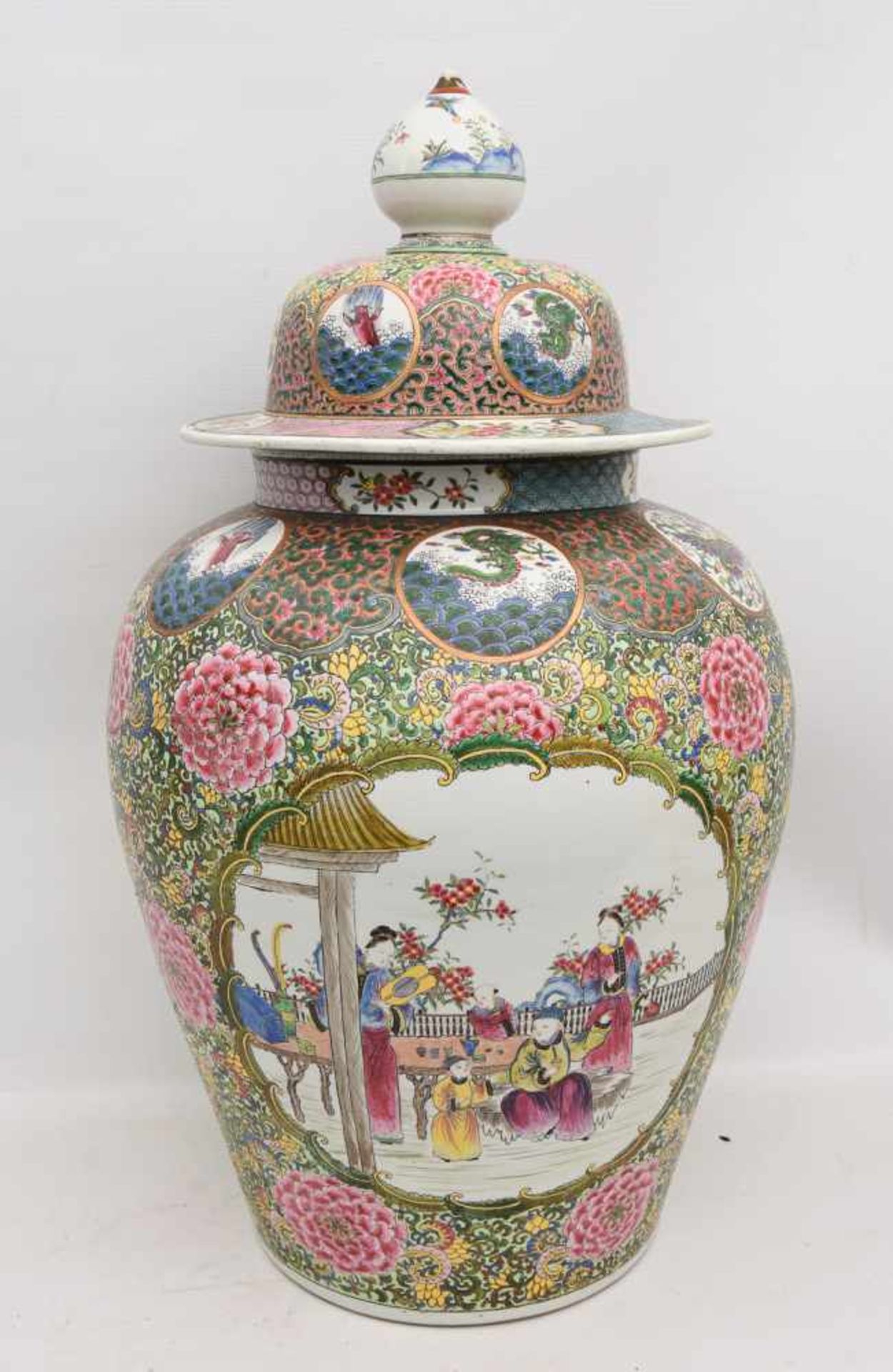 GROSSE DECKELVASE, bemaltes glasiertes Porzellan, China 19. Jahrhundert Vase mit reicher - Image 5 of 11