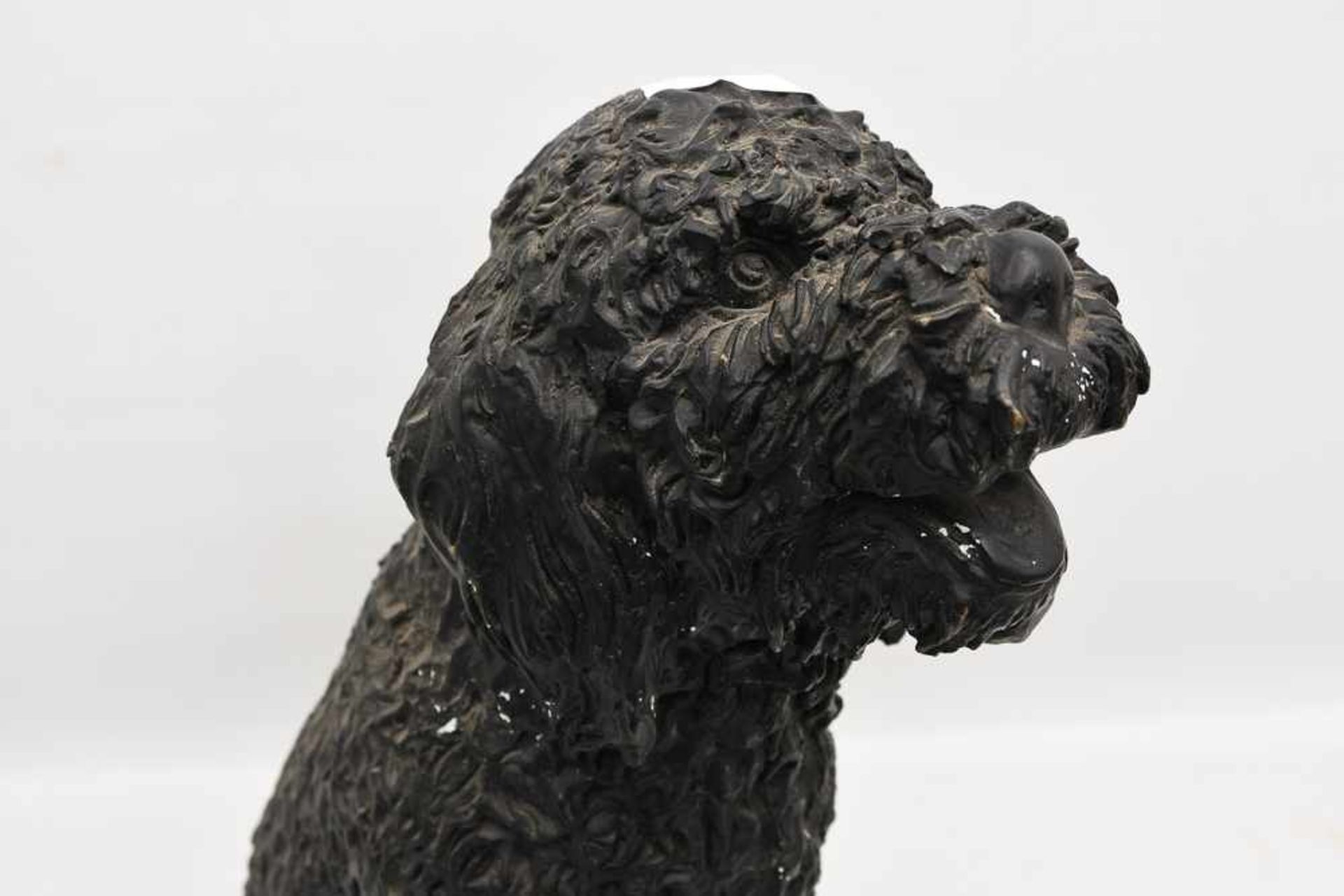 "WASSERHUND", Bronze patiniert, 20. Jahrhundert Sitzender Hund. Länge: 105 cm, Breite; 36 cm. - Bild 7 aus 9