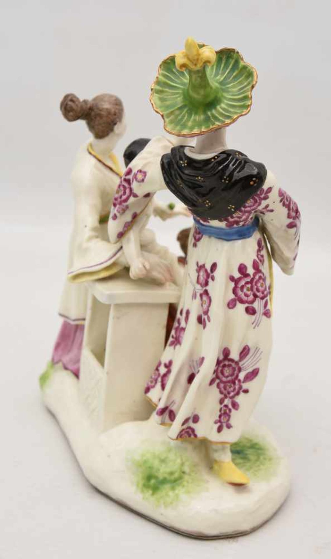 FIGURENGRUPPE "CHINESISCHE FAMILIE", polychrom bemaltes glasiertes Porzellan nach Meissen-Modell - Bild 7 aus 8