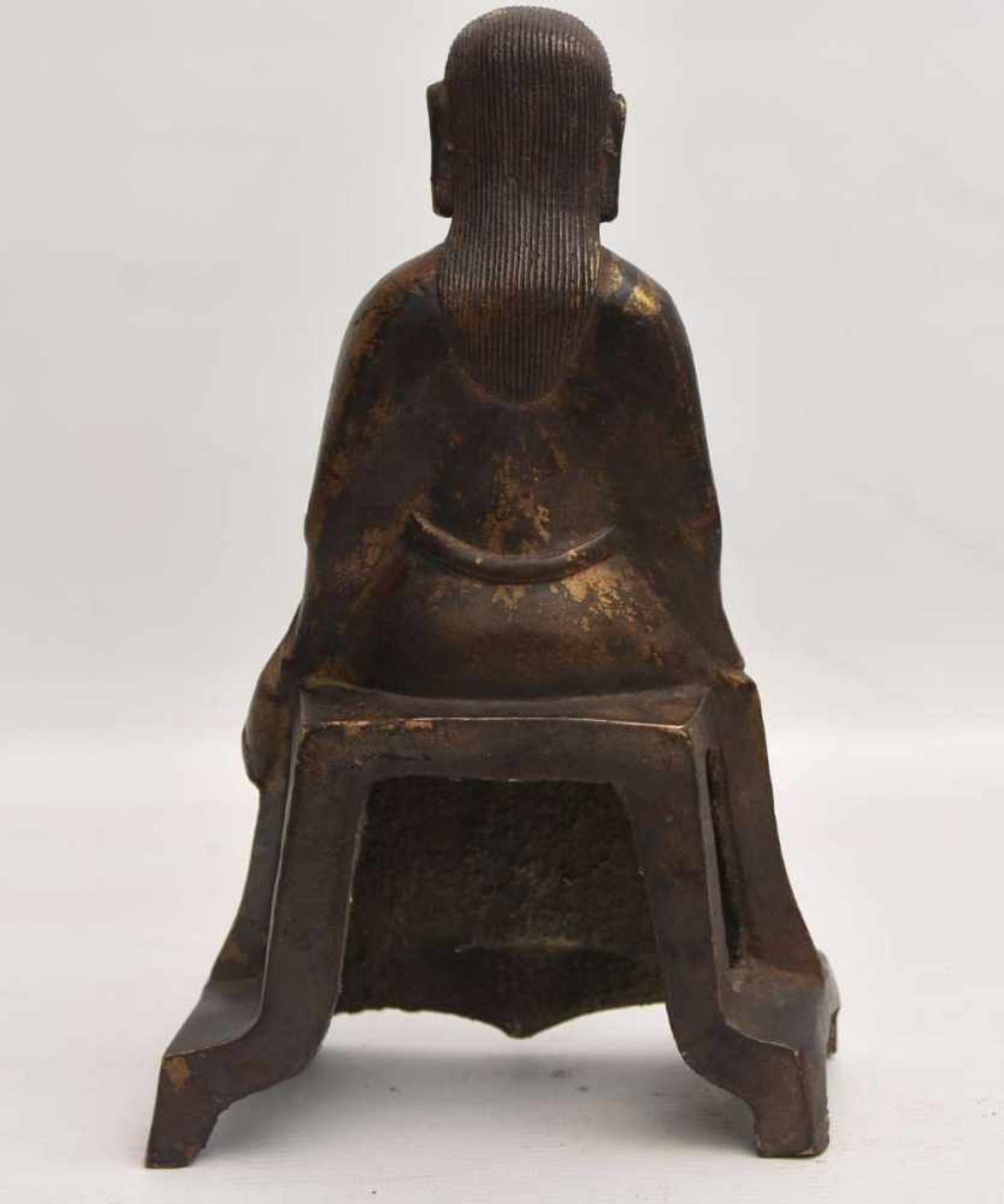 "HOFBEAMTER", Statuette mit Blattgold, China , späte- Ming-Dynastie Höhe. 25 cm. Altersspuren, - Image 4 of 6