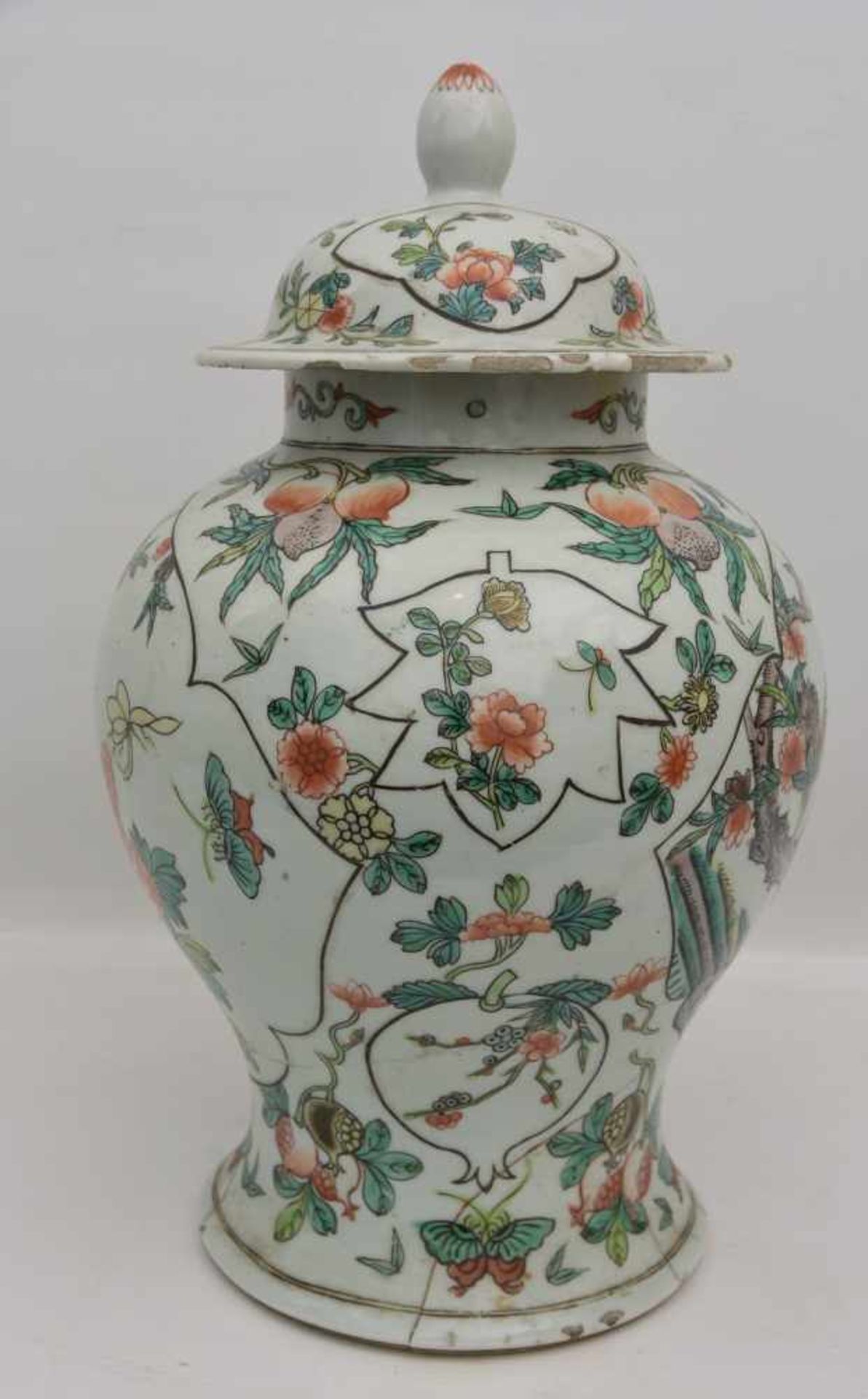 DECKELVASE, Porzellan handbemalt, China ca. 18. Jahrhundert Höhe mit Deckel: 46 cm, Durchmesser: - Bild 2 aus 15