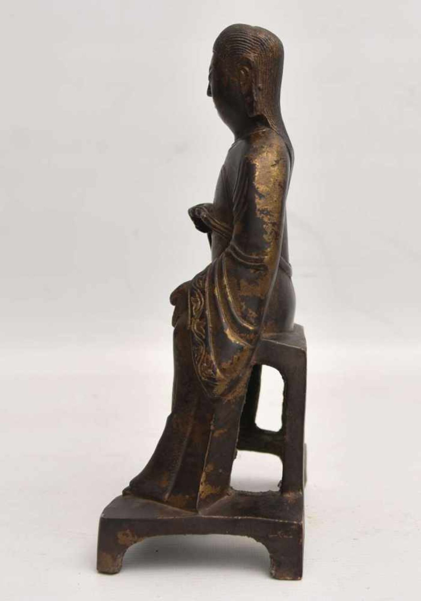 "HOFBEAMTER", Statuette mit Blattgold, China , späte- Ming-Dynastie Höhe. 25 cm. Altersspuren, - Image 5 of 6