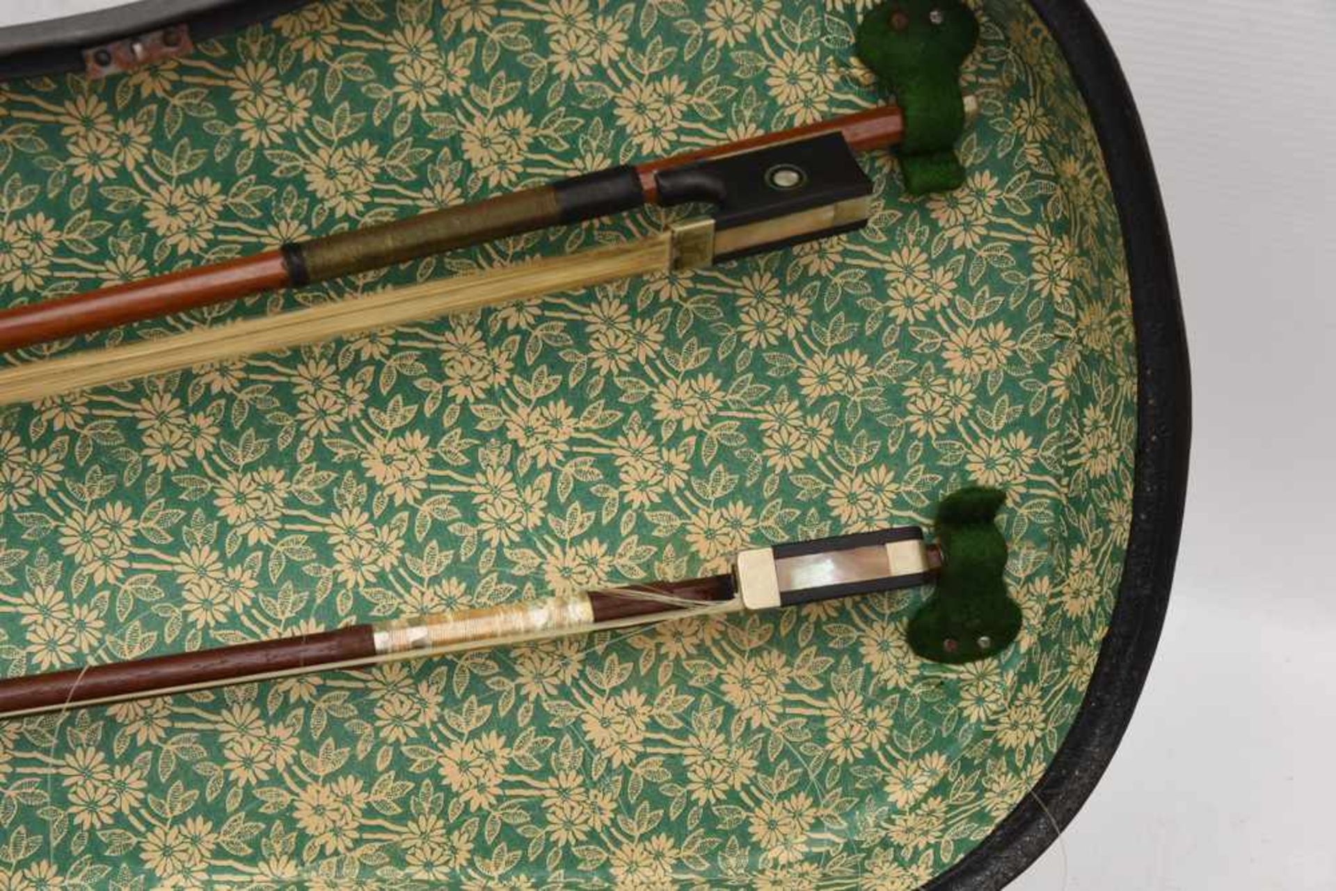 GEIGE 1, Holz/Rosshaar, Deutschland 1. Hälfte 20. Jahrhundert Geige im Kasten mit Bogen. Beschädigt. - Bild 7 aus 8
