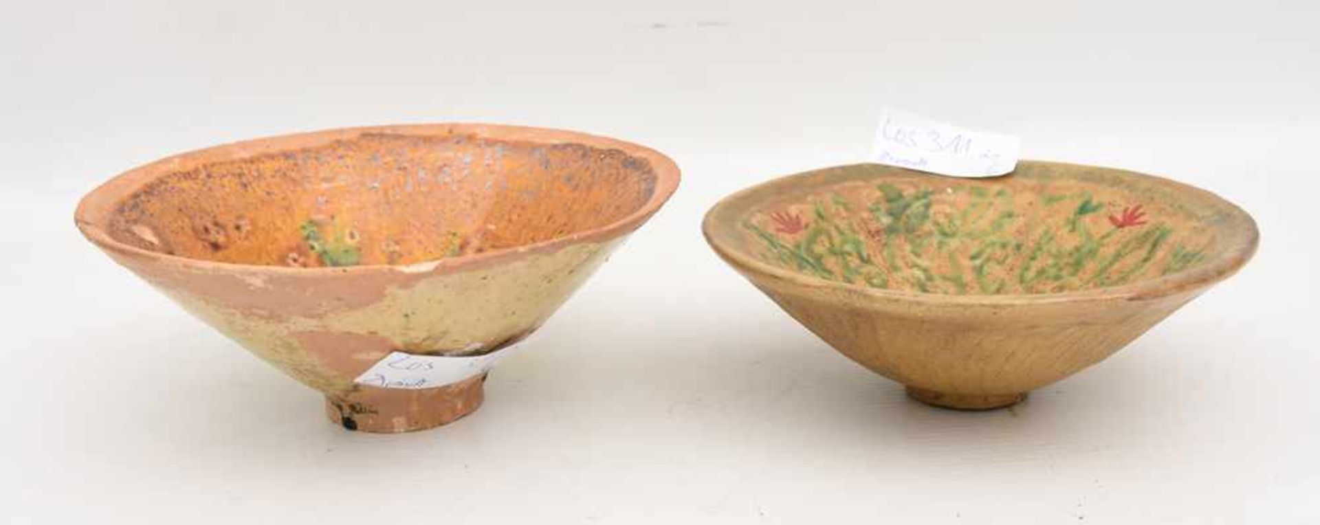 ZWEI TÖPFERSCHALEN, bemalte Glasierte Keramik, teils gemarkt, 19. Jahrhundert Zwei in einfacher - Image 2 of 3