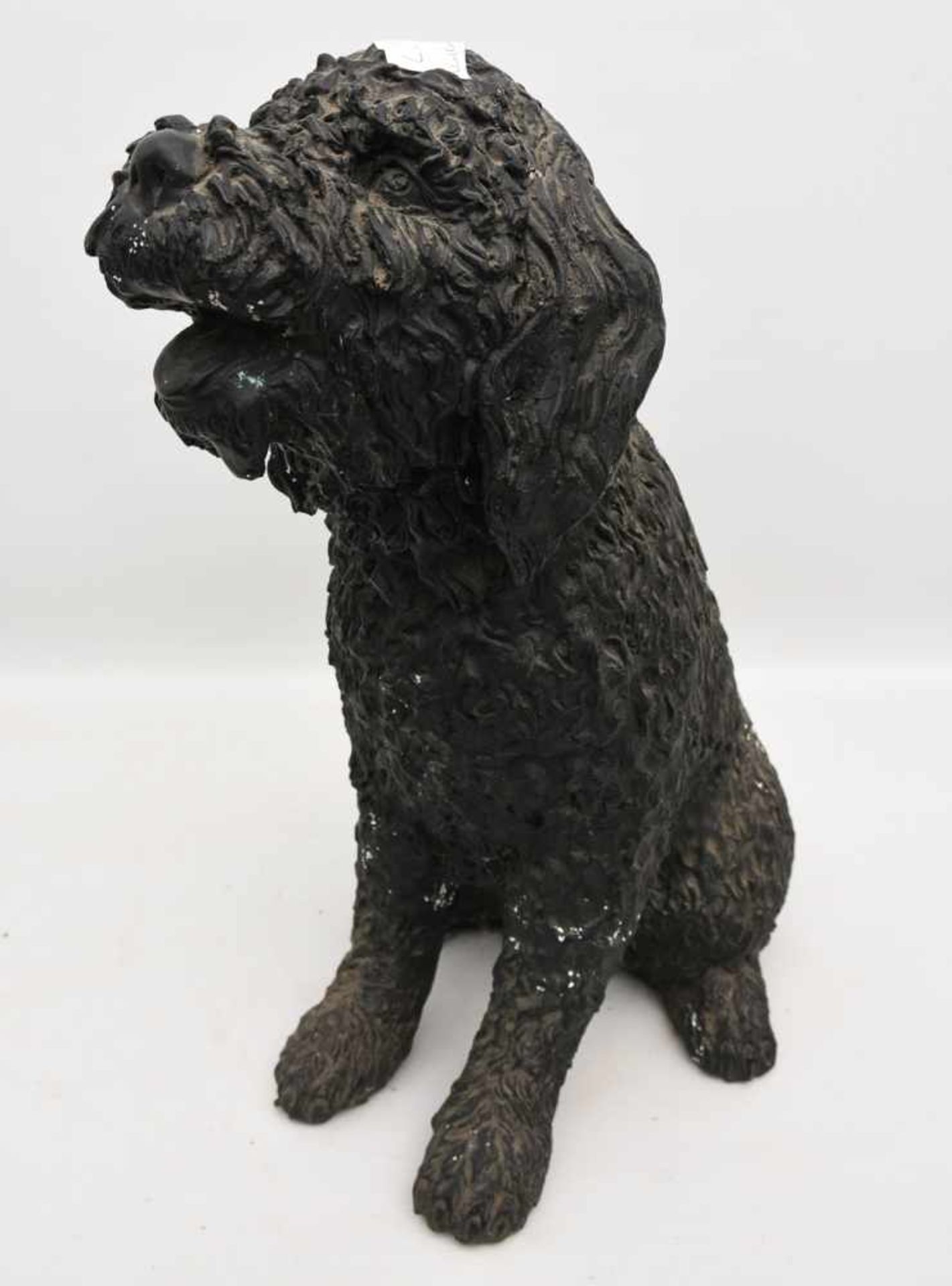 "WASSERHUND", Bronze patiniert, 20. Jahrhundert Sitzender Hund. Länge: 105 cm, Breite; 36 cm.