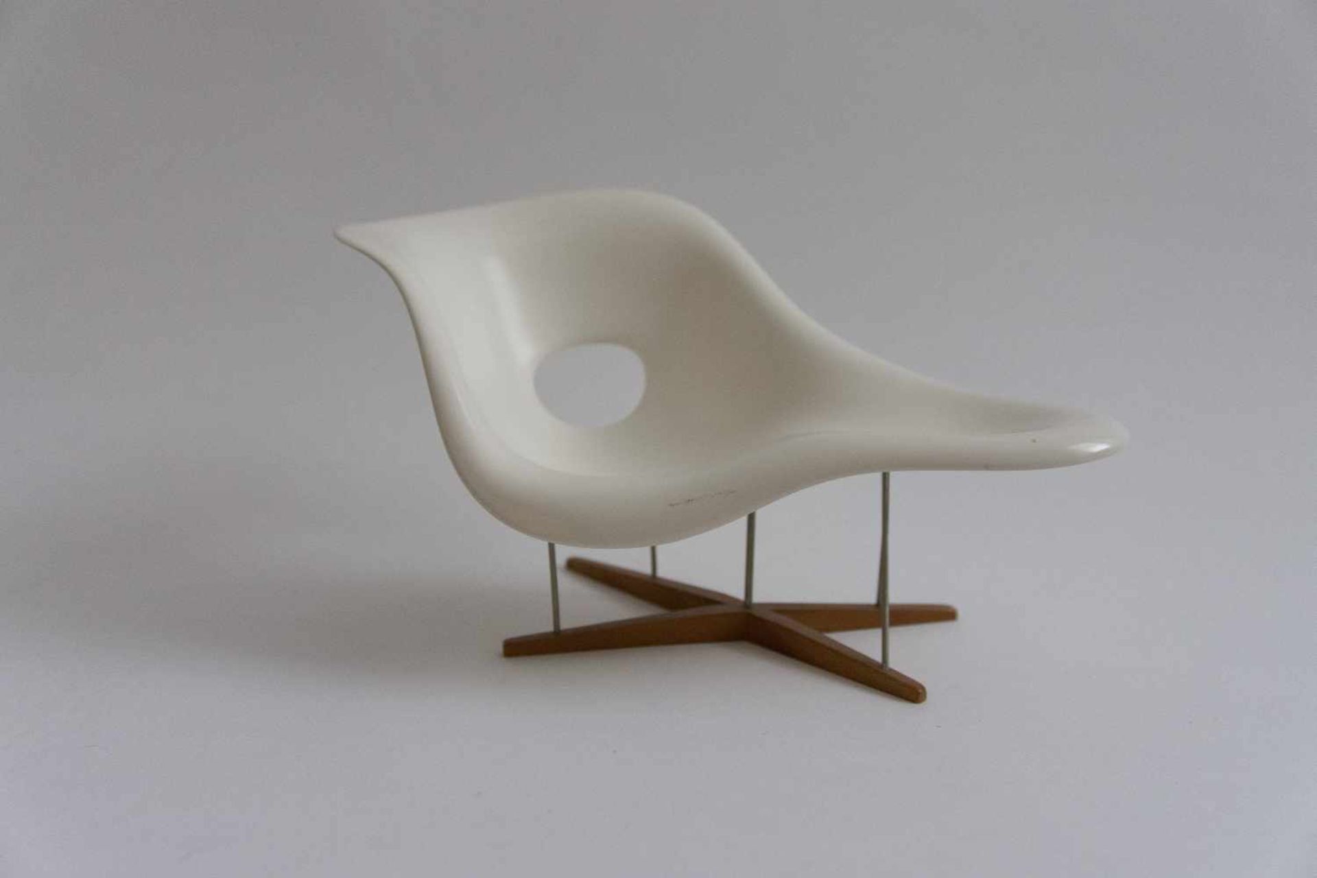 VITRA DESIGN Miniatur Stühle, nach Originalen, Metall/Plastik, um 1990 Drei Miniatur Design-Stühle - Bild 2 aus 4