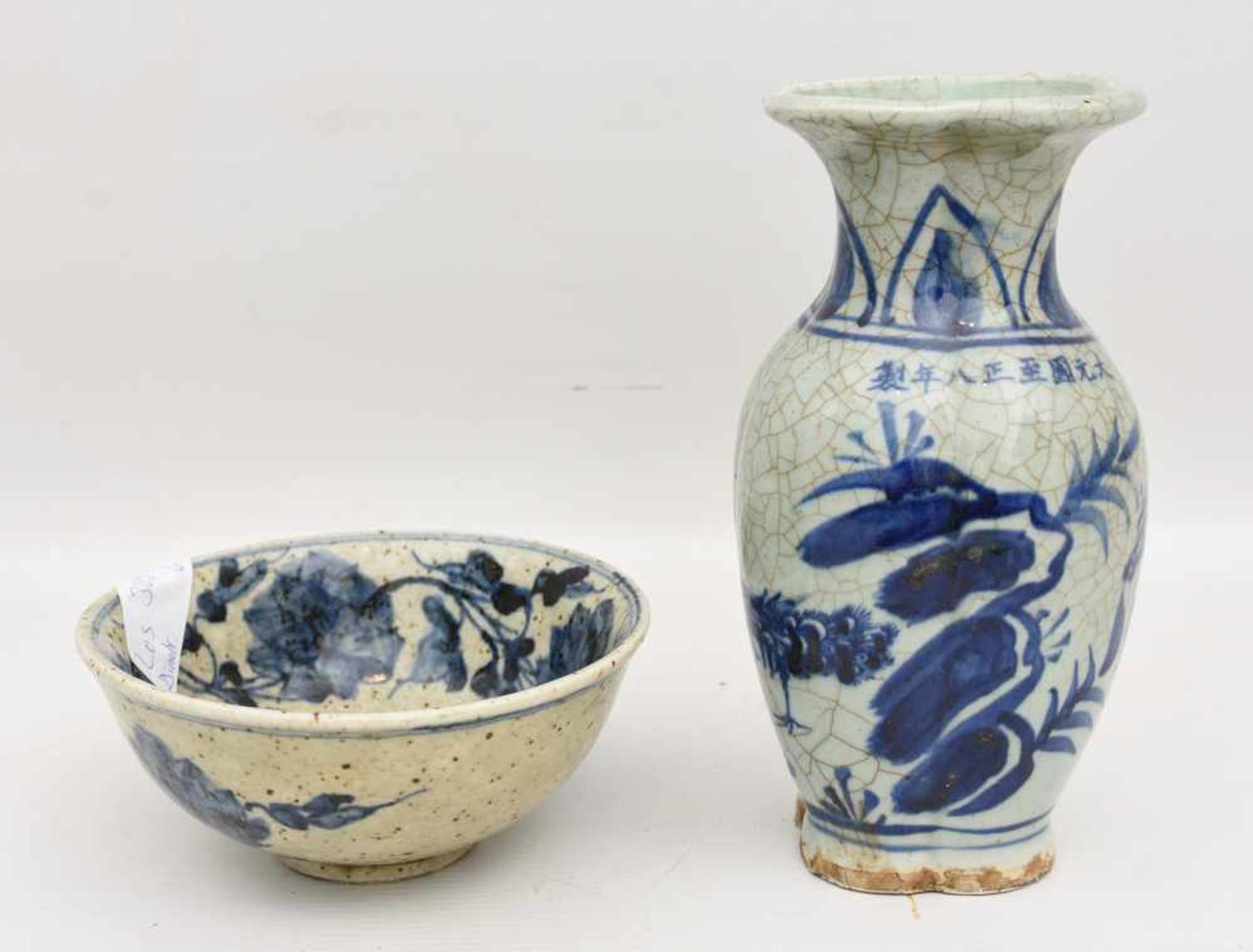 VASE UND SCHALE, bemalter und glasierter Ton, teils gemarkt, China 19./20. Jahrhundert Kleine Vase