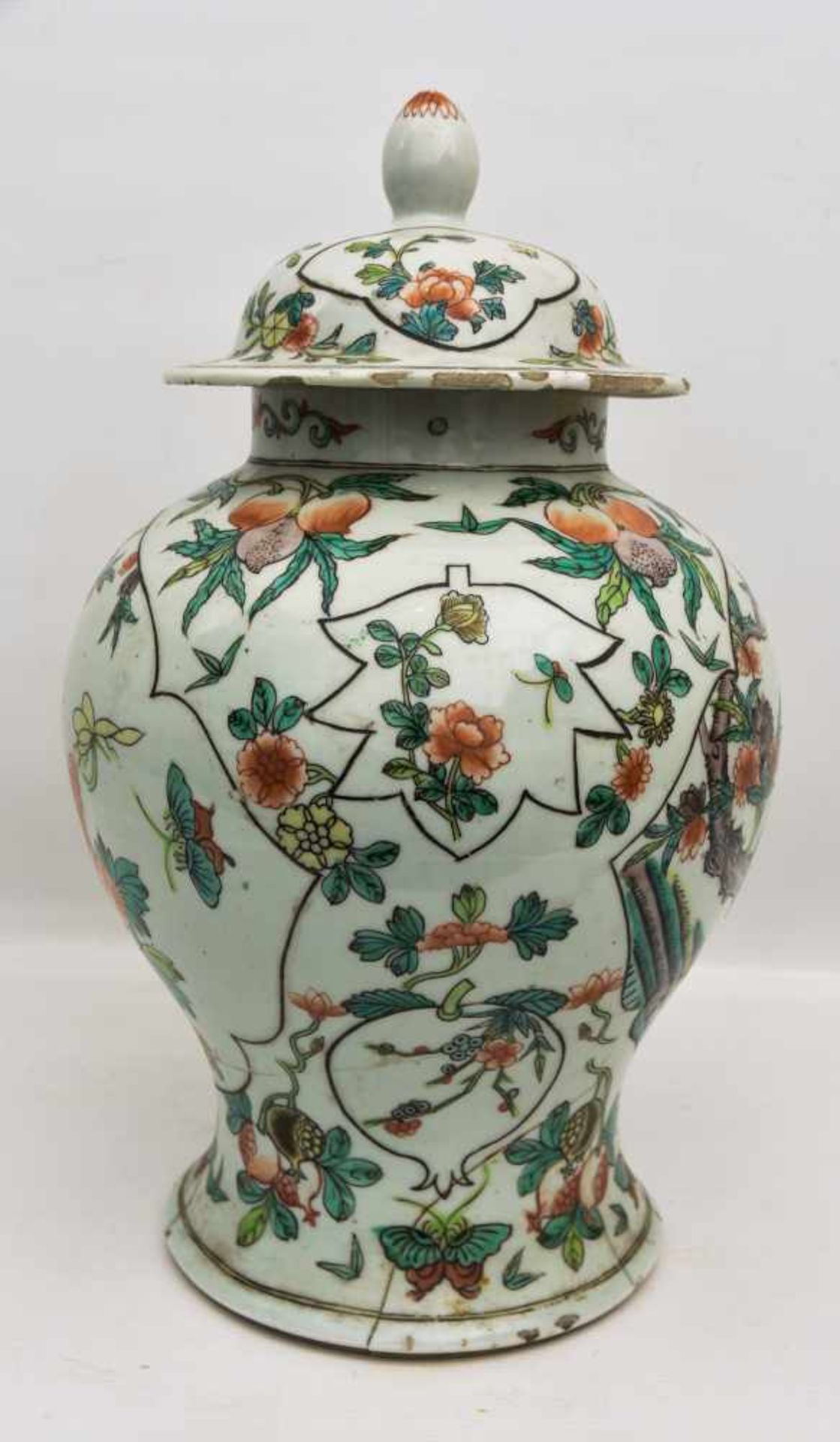 DECKELVASE, Porzellan handbemalt, China ca. 18. Jahrhundert Höhe mit Deckel: 46 cm, Durchmesser: