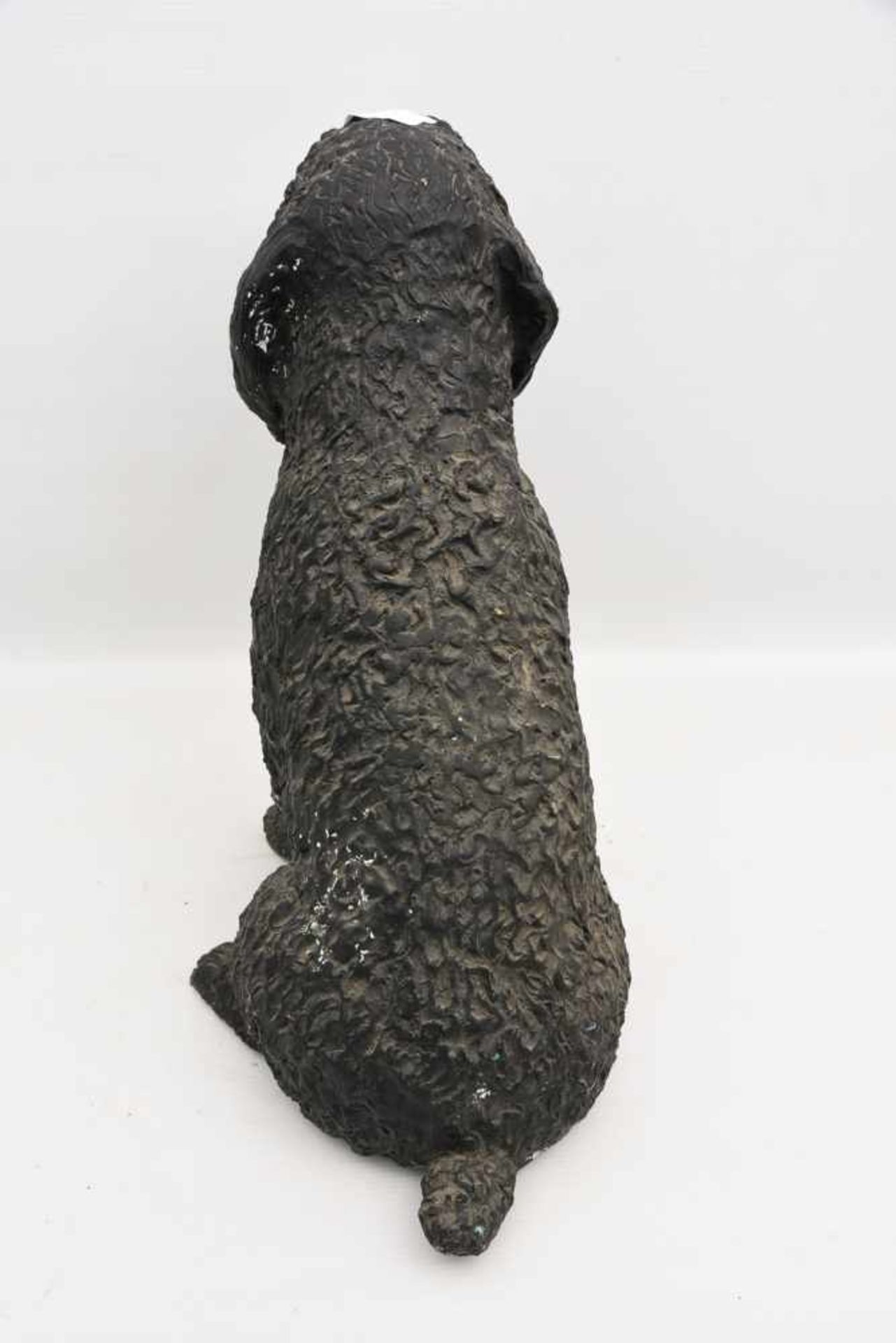 "WASSERHUND", Bronze patiniert, 20. Jahrhundert Sitzender Hund. Länge: 105 cm, Breite; 36 cm. - Bild 4 aus 9