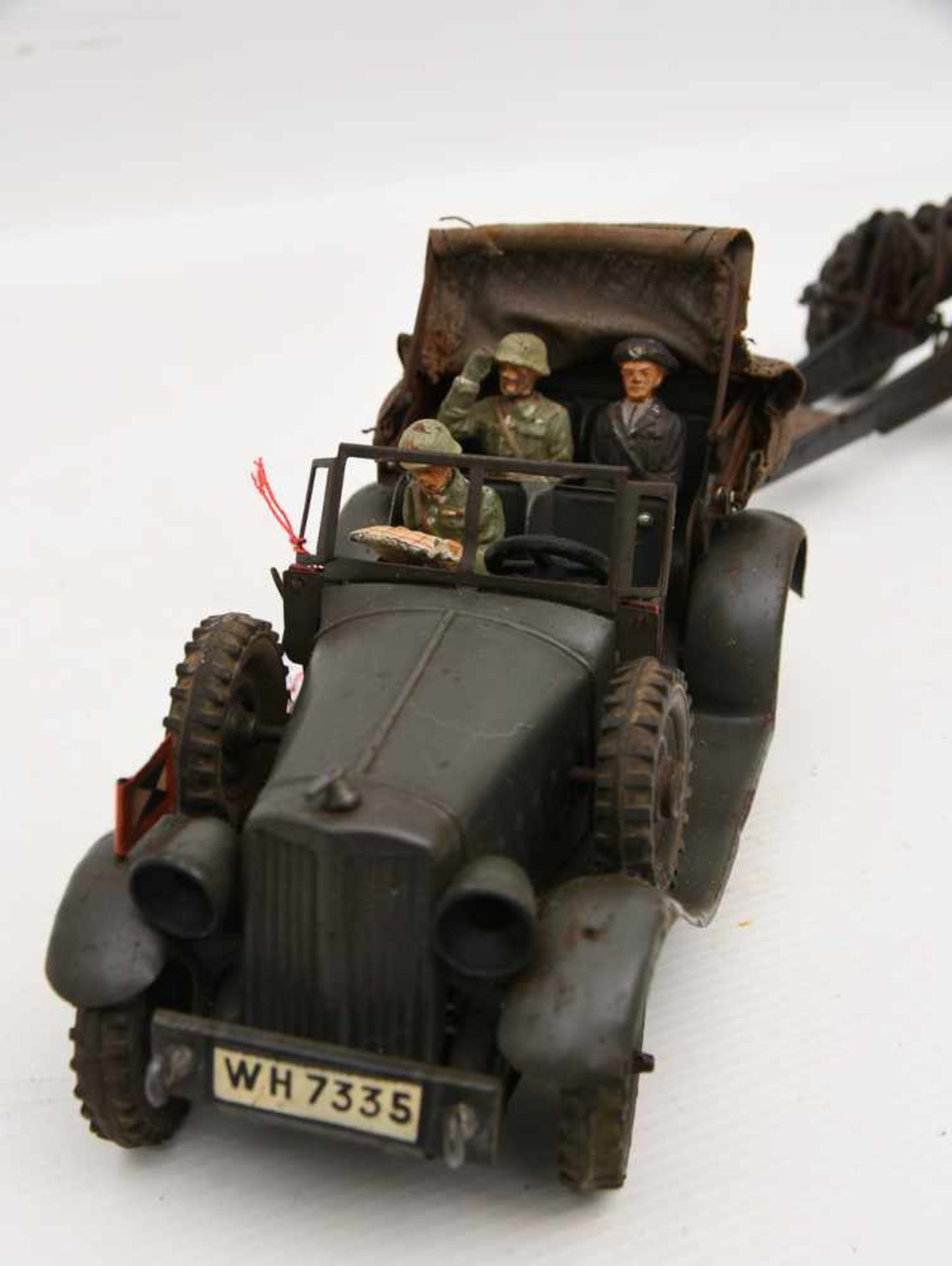 KÜBELWAGEN MIT KANONE, bemaltes lackiertes Blech, Drittes Reich um 1940 Wagen mit Stoff- Rolldach. - Bild 2 aus 8