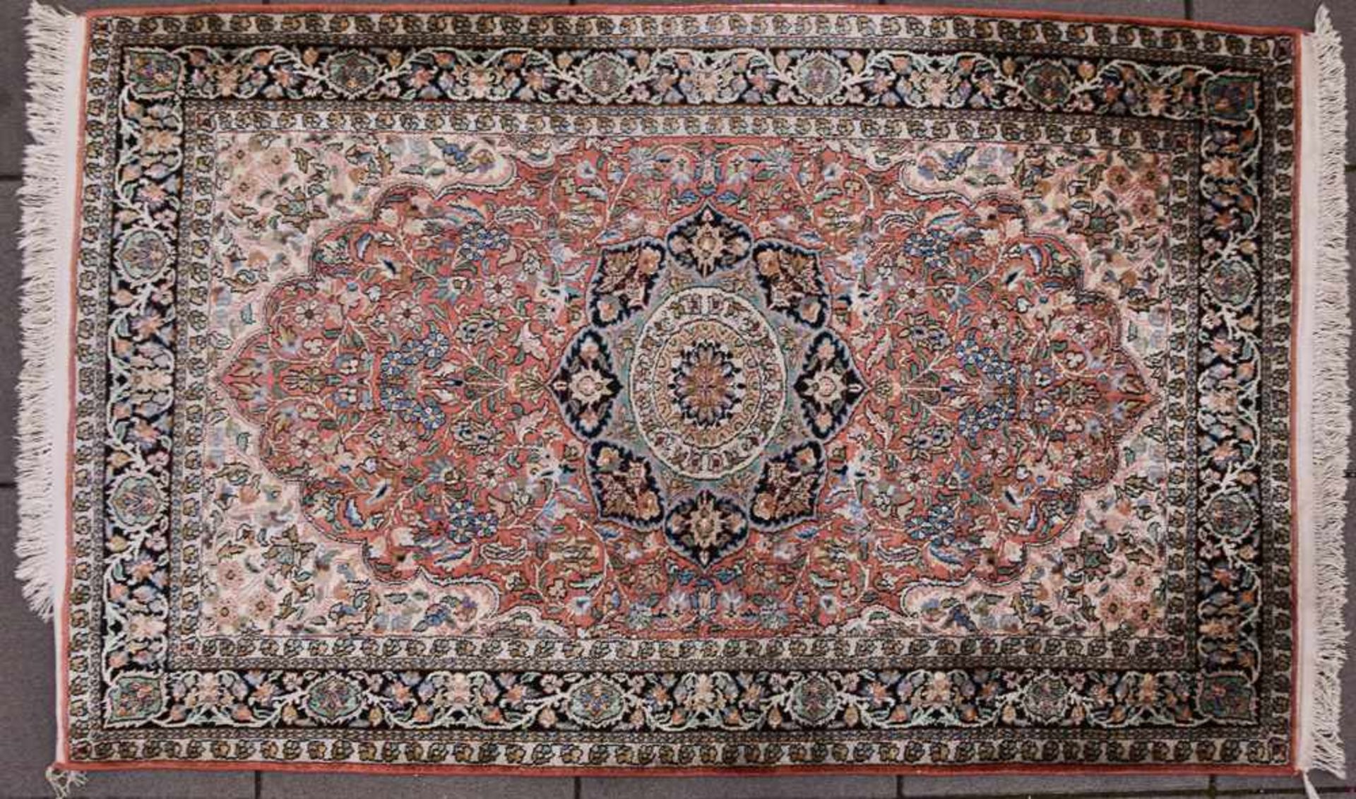 TEPPICH 7, Kaschmir, Seide, Iran 20. Jahrhundert Mit Rosenmuster. Maße: 200 x 123 cm.