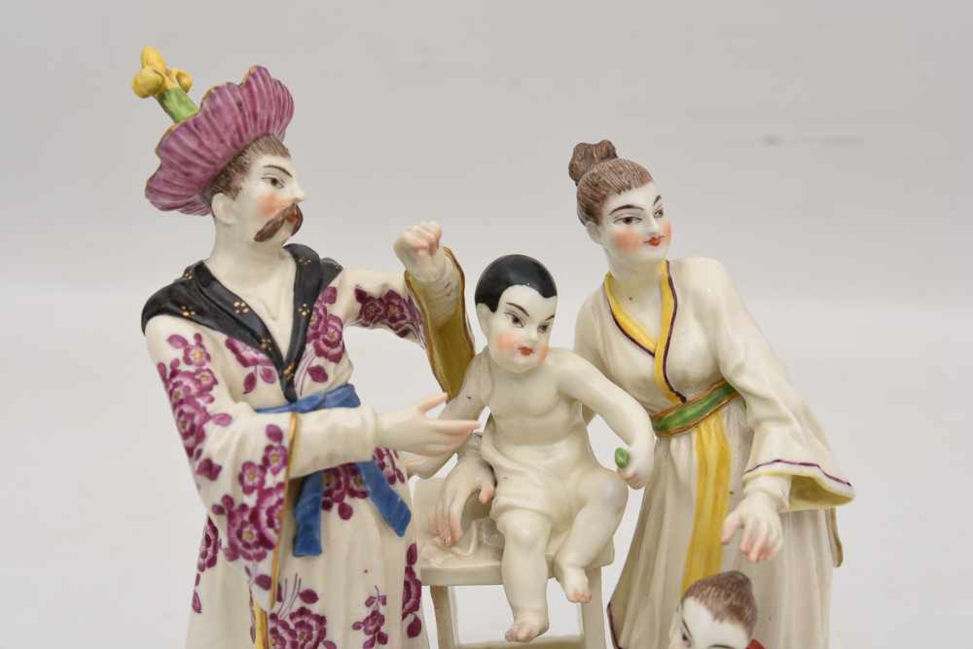 FIGURENGRUPPE "CHINESISCHE FAMILIE", polychrom bemaltes glasiertes Porzellan nach Meissen-Modell - Bild 2 aus 8