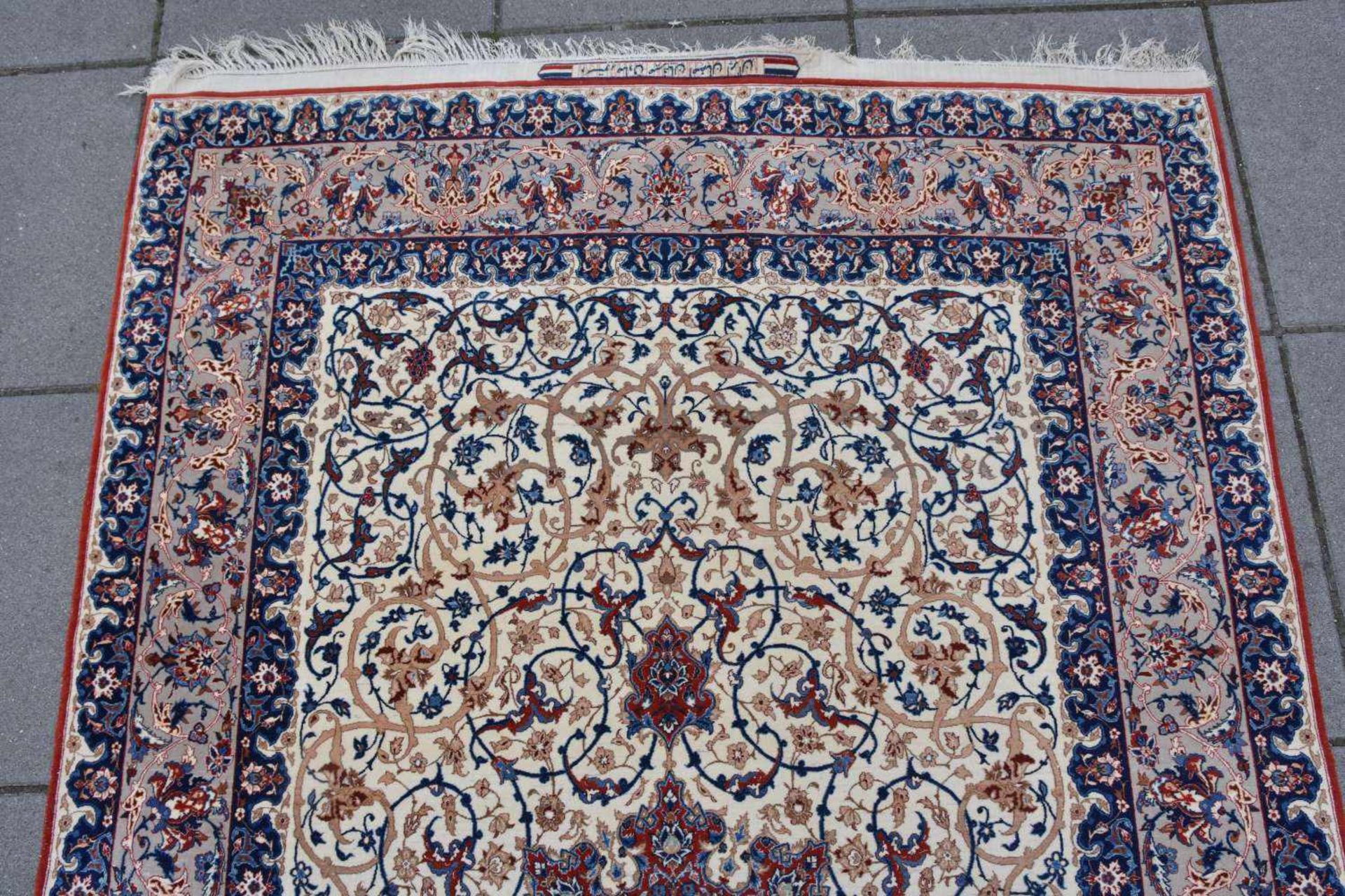 ISFAHAN, Dastur Sadegh Serafian, Seide, signiert, Zentraliran 20. Jahrhundert Maße: 228 x 148 cm. - Image 11 of 14