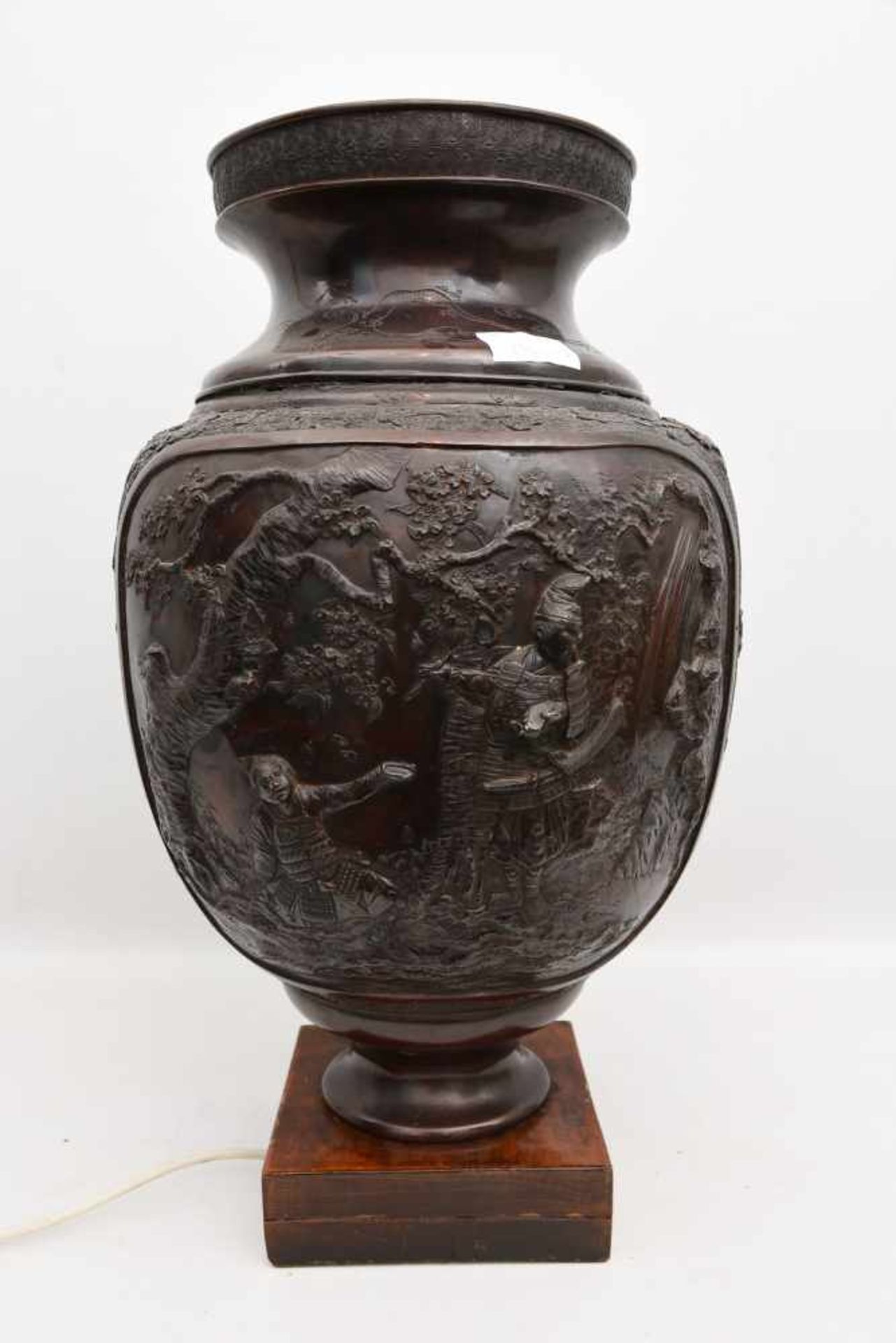 BRONZEVASE, reliefierte ziselierte Bronze, China um 1900 Mit floralen Darstellungen und typisch - Bild 8 aus 12