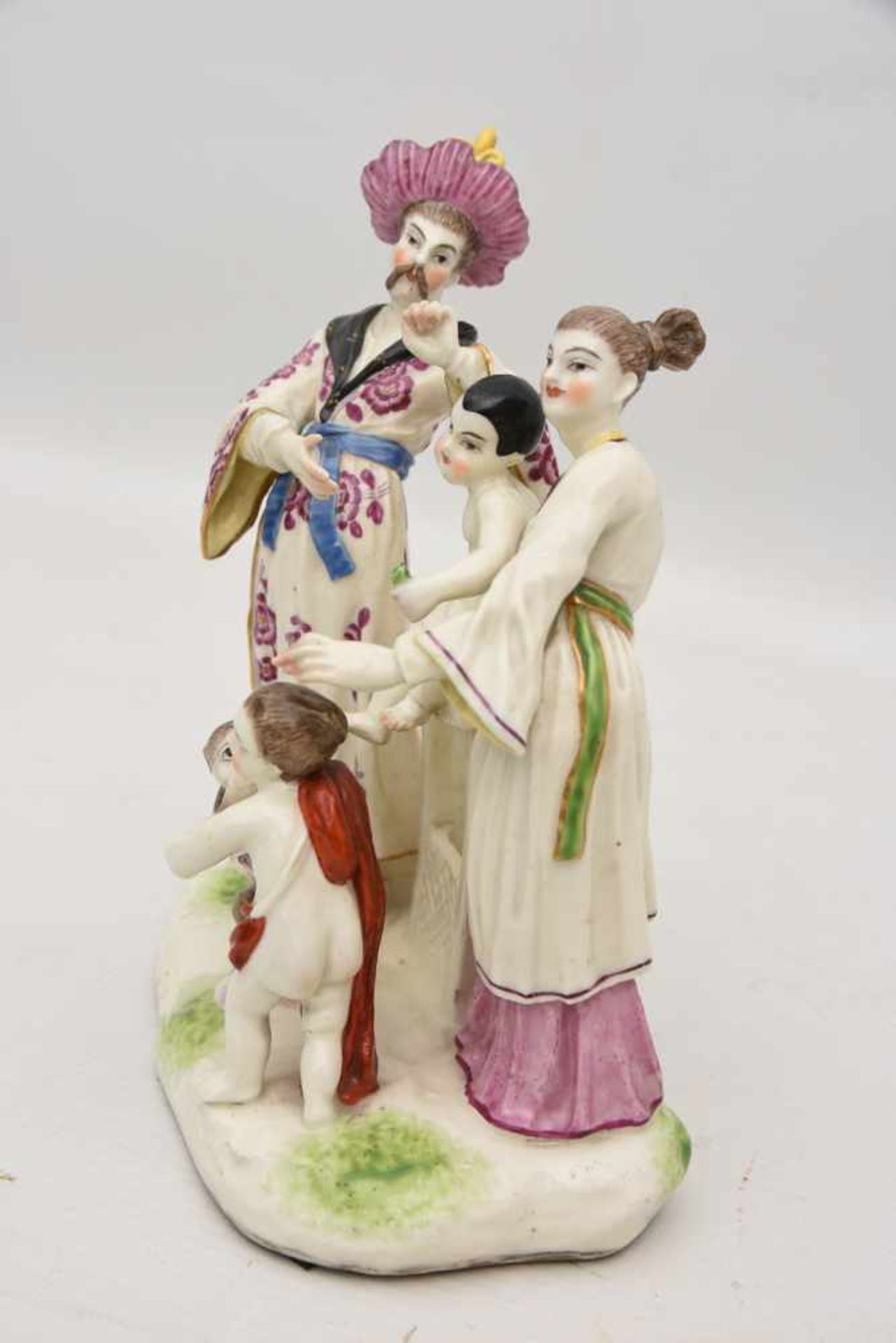 FIGURENGRUPPE "CHINESISCHE FAMILIE", polychrom bemaltes glasiertes Porzellan nach Meissen-Modell - Bild 5 aus 8