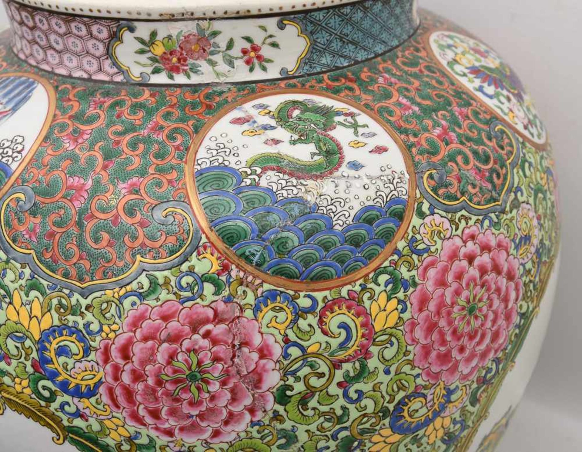 GROSSE DECKELVASE, bemaltes glasiertes Porzellan, China 19. Jahrhundert Vase mit reicher - Bild 10 aus 11