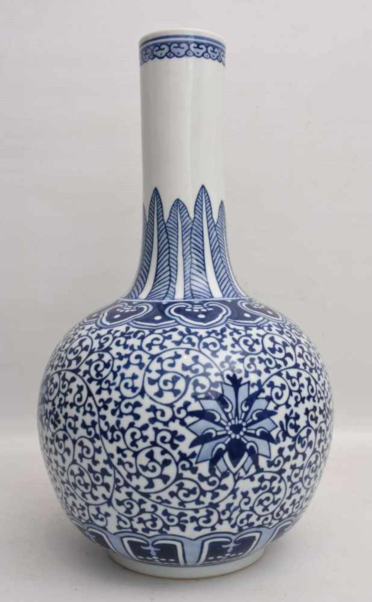 CHINESISCHE VASE, blau ornamentiertes glasiertes Porzellan, gemarkt, China 1. Hälfte 20. Jahrhundert