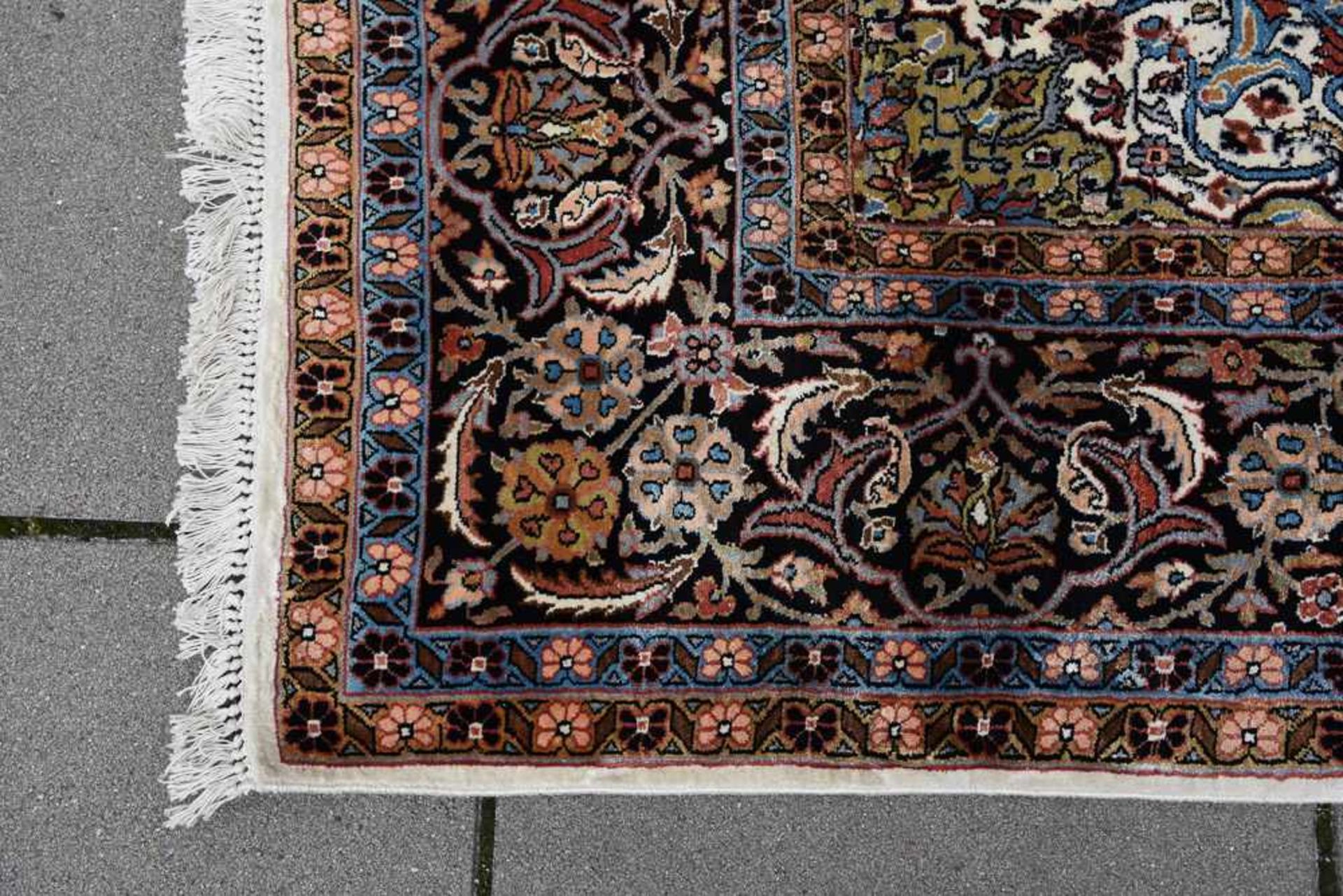 TEPPICH 9, Kashmir, Seide, Persien 20. Jahrhundert Maße: 173 x 283 cm. Guter Erhaltungszustand. - Bild 3 aus 4