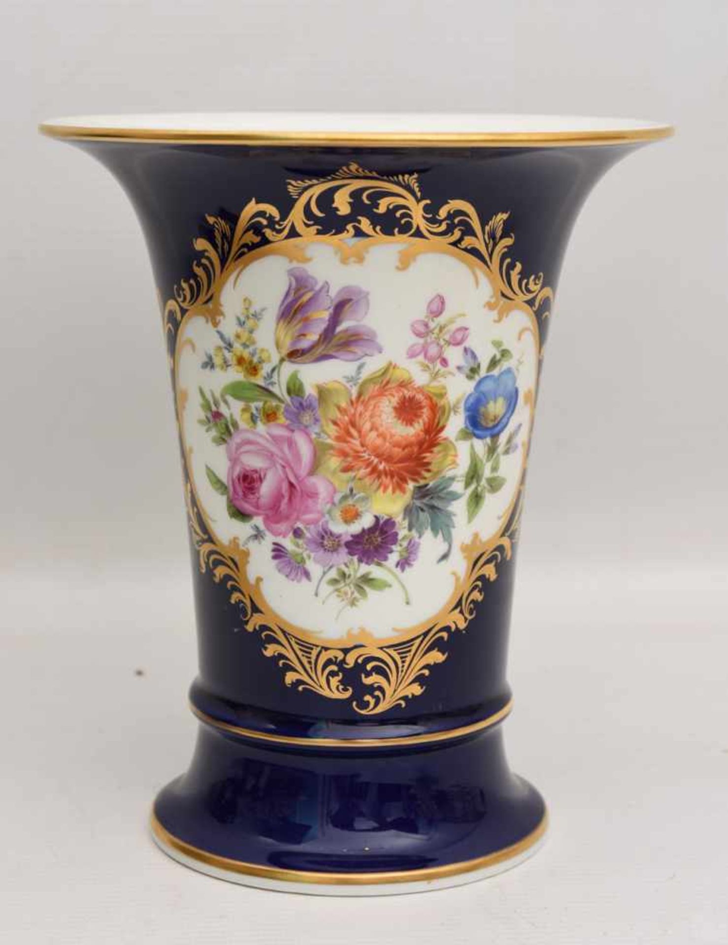 MEISSEN, Kelchvase in Kobaltblau, 20. Jh. Kobaltblau bemalt , Goldstaffiert, mittig ein in - Image 2 of 8