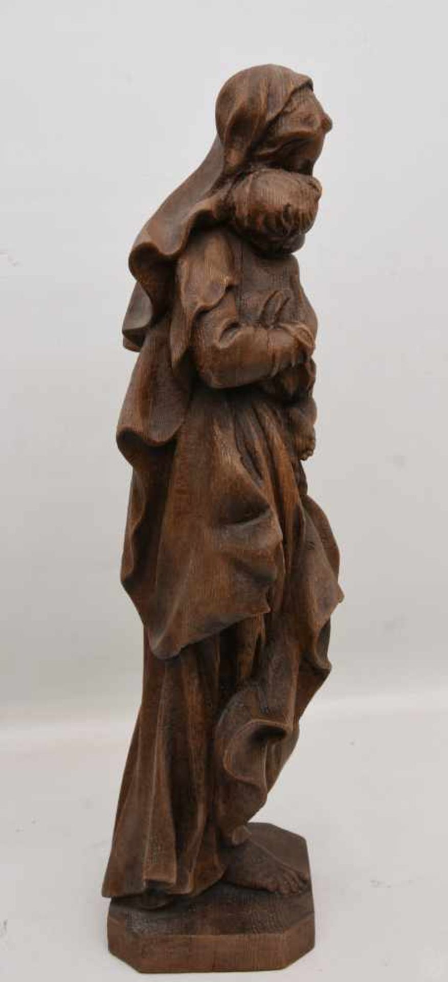 HOLZSKULPTUR, Maria mit Kind, im Barocken Stil. 20. Jh. Unbemalt, guter Zustand. 51 x 14 cm. - Bild 4 aus 6