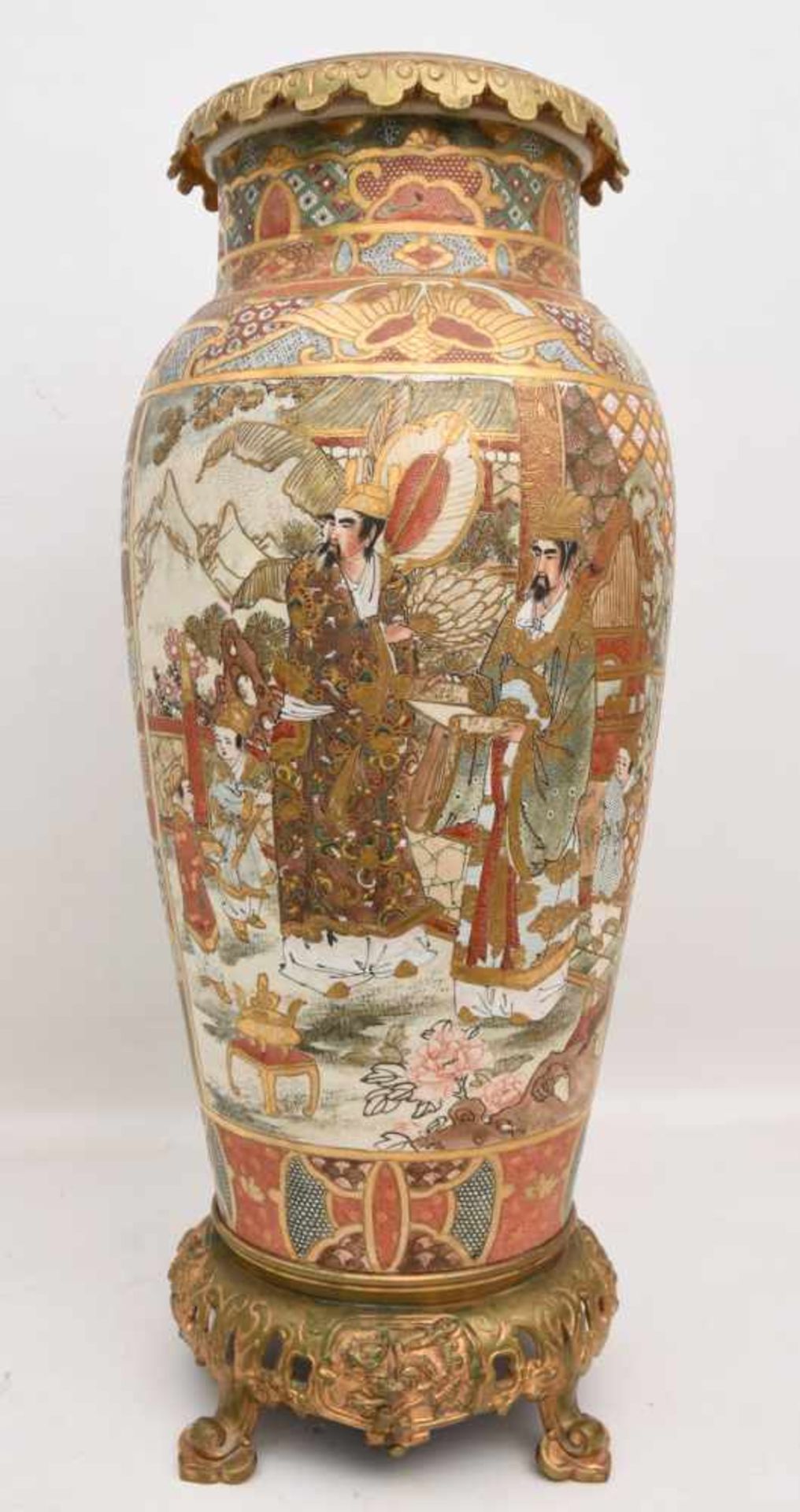 SATSUMA VASE, Japan, 1868 -1912. Gezeigt werden zwei Szenen aus dem Alltag eines Chinesischen - Bild 8 aus 12