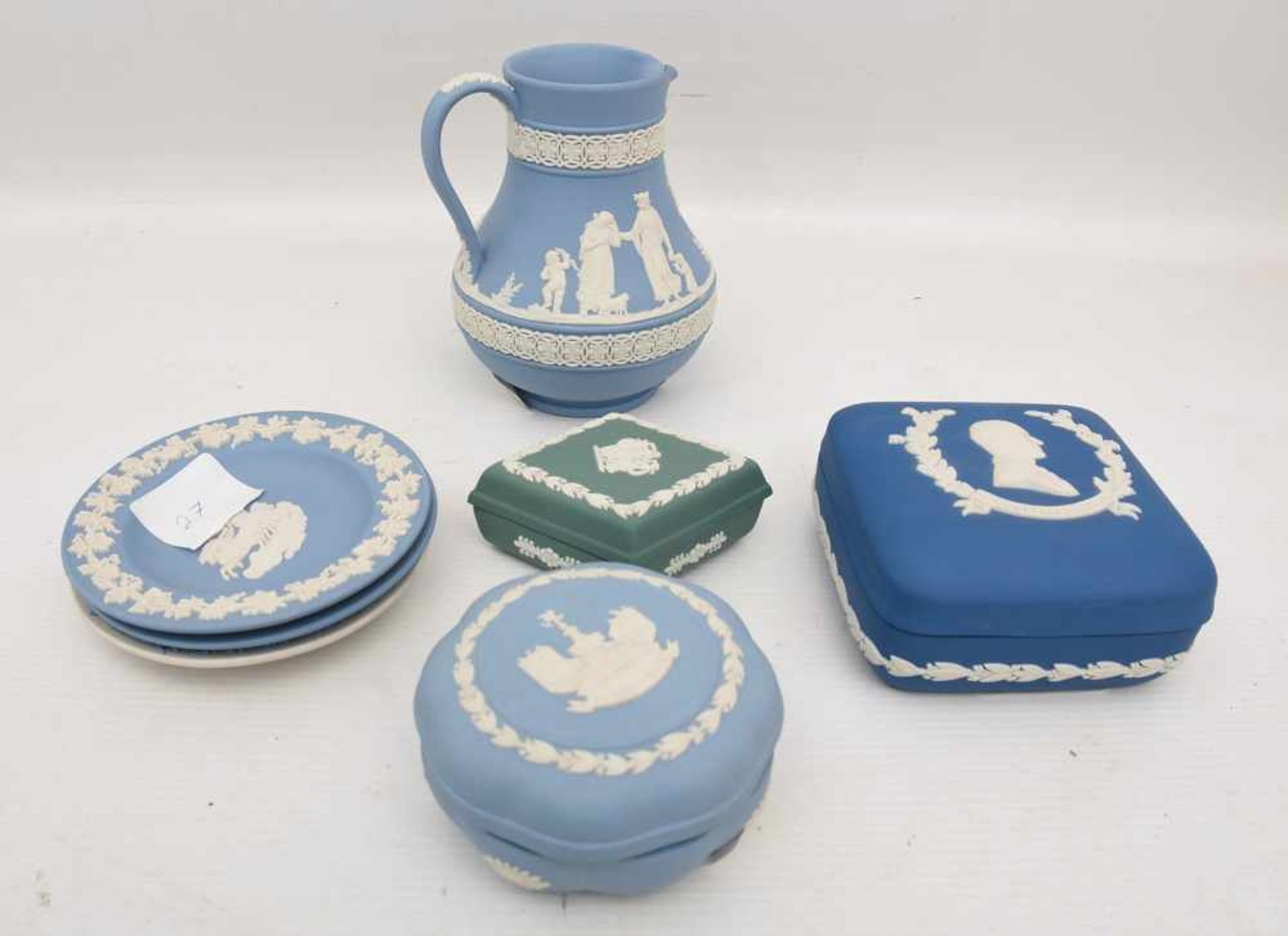 KONV. WEDGWOOD, Krug, drei Unterteller und drei Deckelschalen. Unten graviert mit , Wedgwood made in