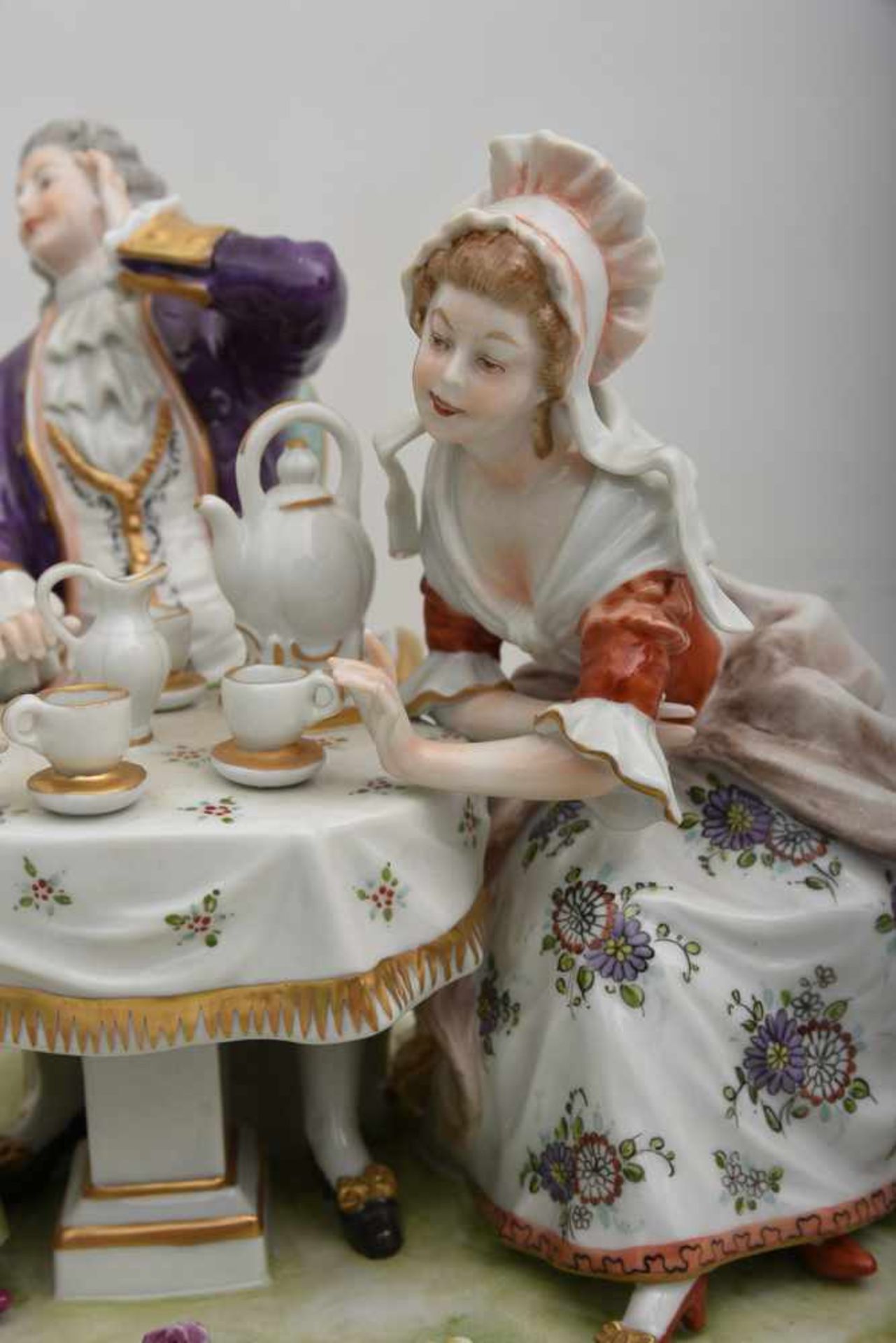 UNTERWEISSACH, Barocke Gesellschaft zu Tee, undatiert. Polychrom bemalt und gold staffiert, mit - Image 6 of 8