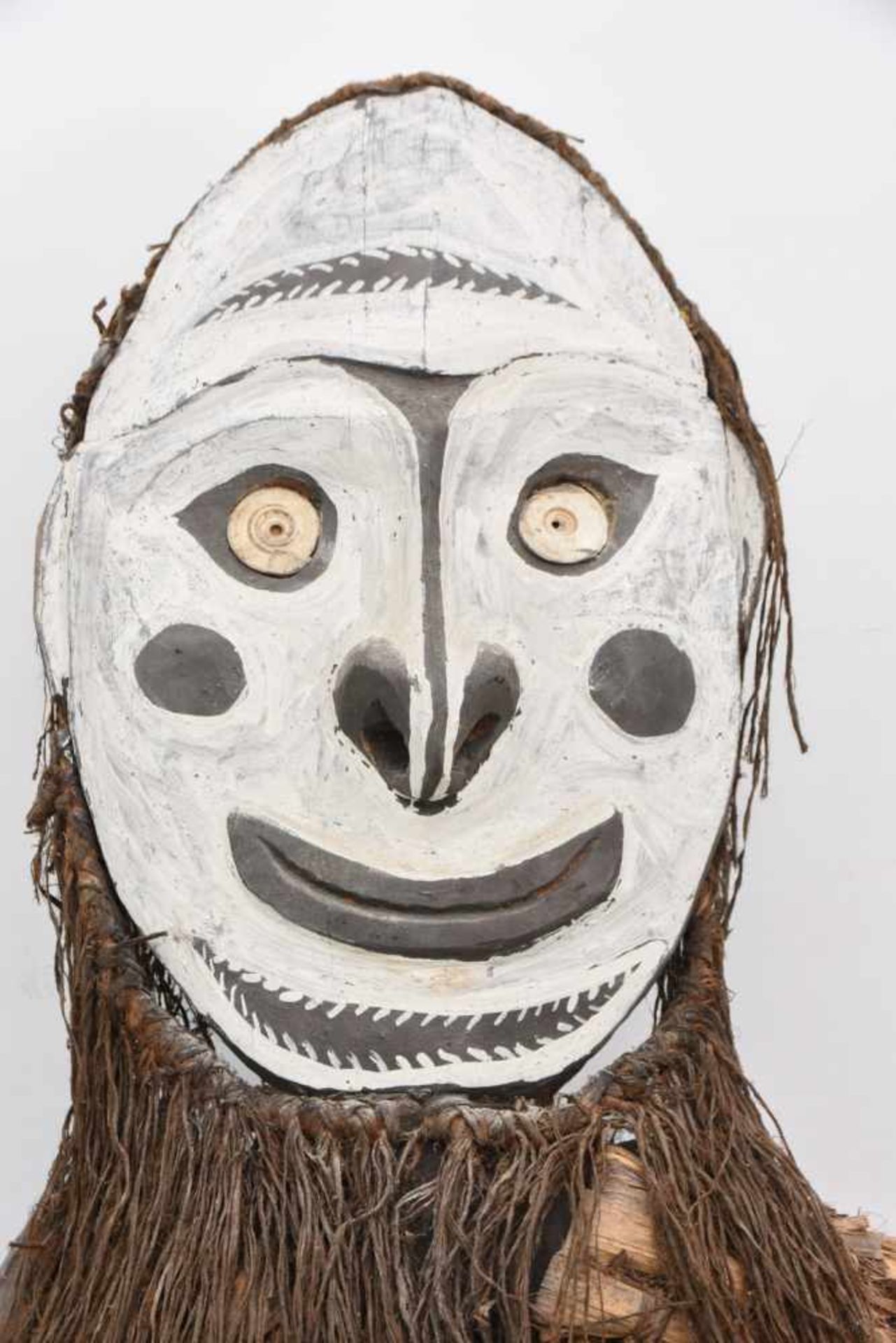 HOLZSKULPTUR AUS NEUGUINEA, aus der Region des mittleren Sepik. Altersspuren an Sockel und - Image 2 of 6