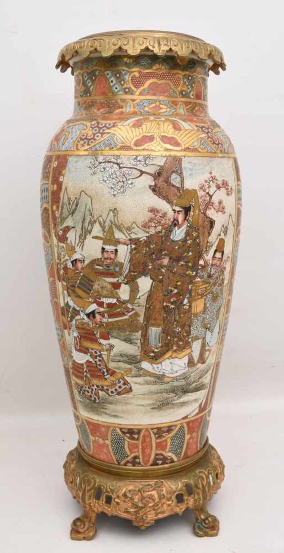 SATSUMA VASE, Japan, 1868 -1912. Gezeigt werden zwei Szenen aus dem Alltag eines Chinesischen