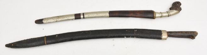 ZWEI KATANAS, versilbert, Stahl/Eisen/Holz/Leder, 19./20.Jahrhundert Gesamtlänge: 65 cm/ 76 cm.