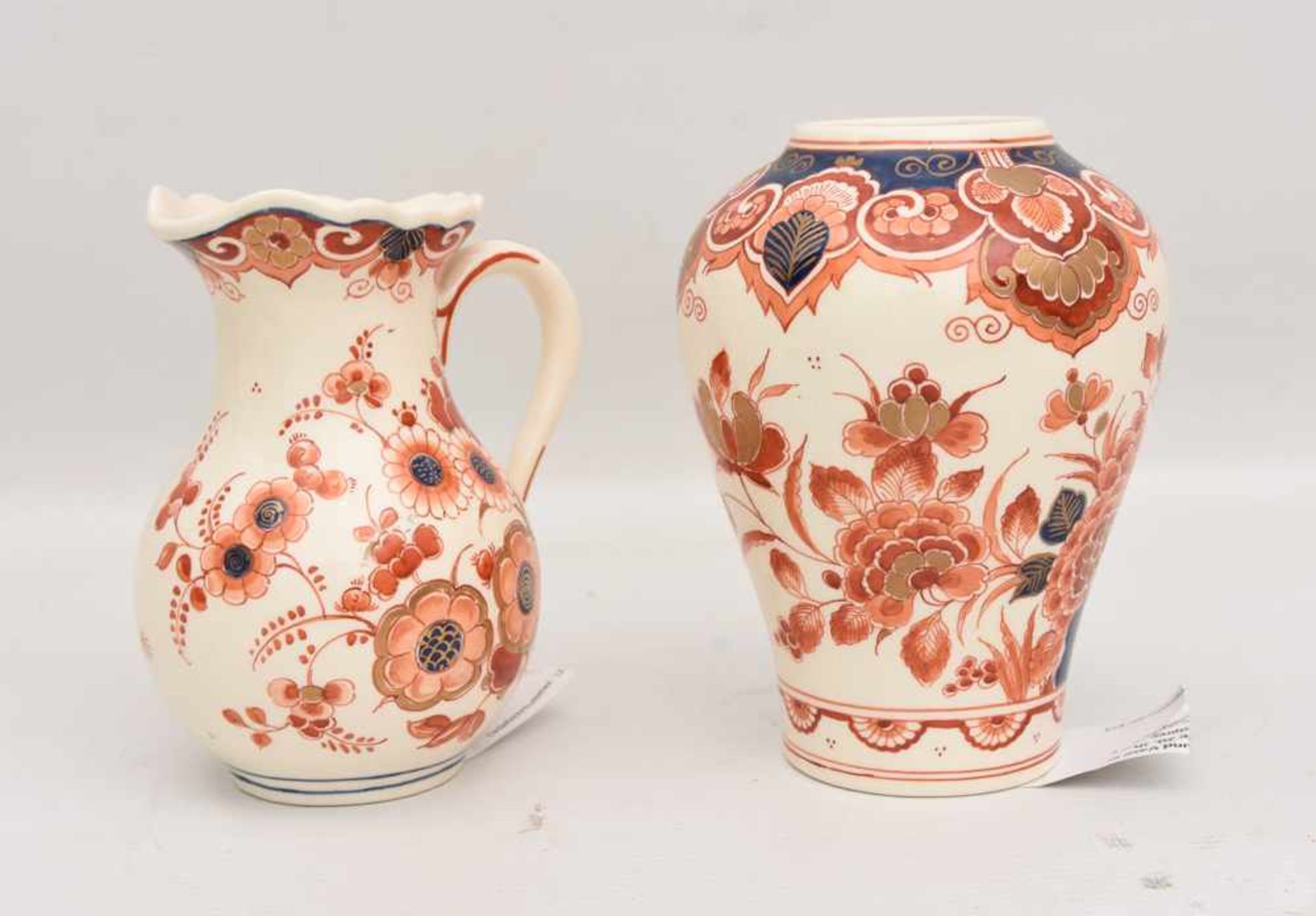 DE PORCELEYNE FLES, Krug und Vase in Delfter Fayence, Niederlande 20. Jh. Krug und Vase sind beide - Image 2 of 3