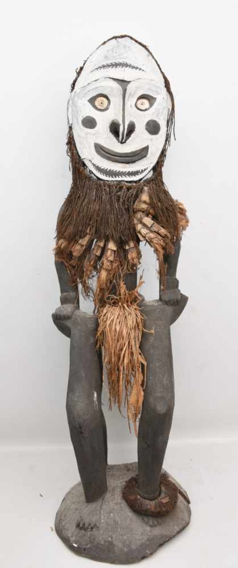 HOLZSKULPTUR AUS NEUGUINEA, aus der Region des mittleren Sepik. Altersspuren an Sockel und