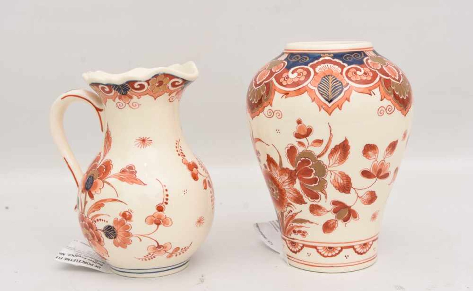 DE PORCELEYNE FLES, Krug und Vase in Delfter Fayence, Niederlande 20. Jh. Krug und Vase sind beide