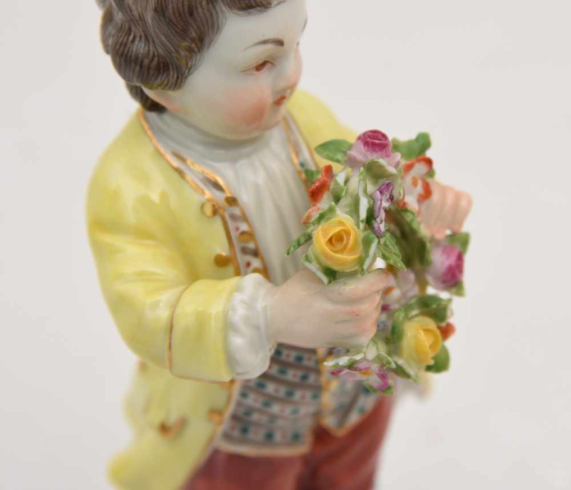 MEISSEN, Figurinenpaar mit Blumen, 20 Jh. Schwertmarke und eingeritz sind bei beiden Stücken eine - Image 2 of 6