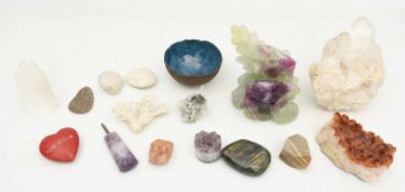 KONVOLUT MINERALIEN UND HALBEDELSTEINE, u.a. Korallen, Amethyst, Quarze, 20. Jahrhundert