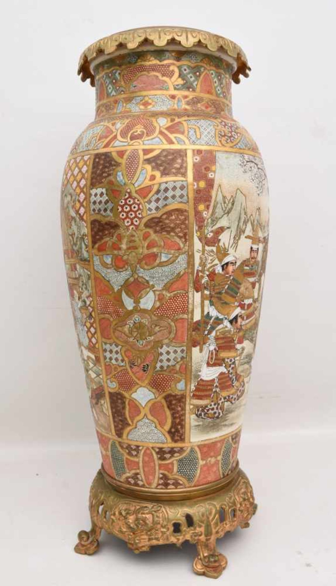 SATSUMA VASE, Japan, 1868 -1912. Gezeigt werden zwei Szenen aus dem Alltag eines Chinesischen - Bild 6 aus 12