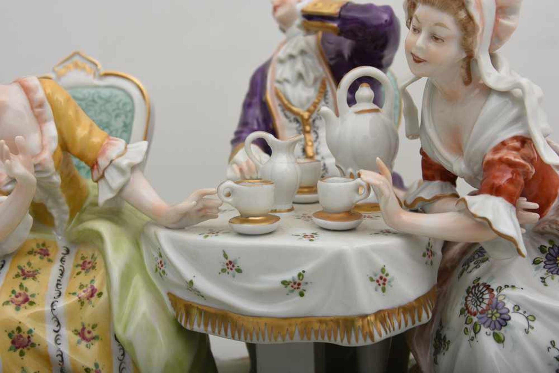UNTERWEISSACH, Barocke Gesellschaft zu Tee, undatiert. Polychrom bemalt und gold staffiert, mit - Image 7 of 8