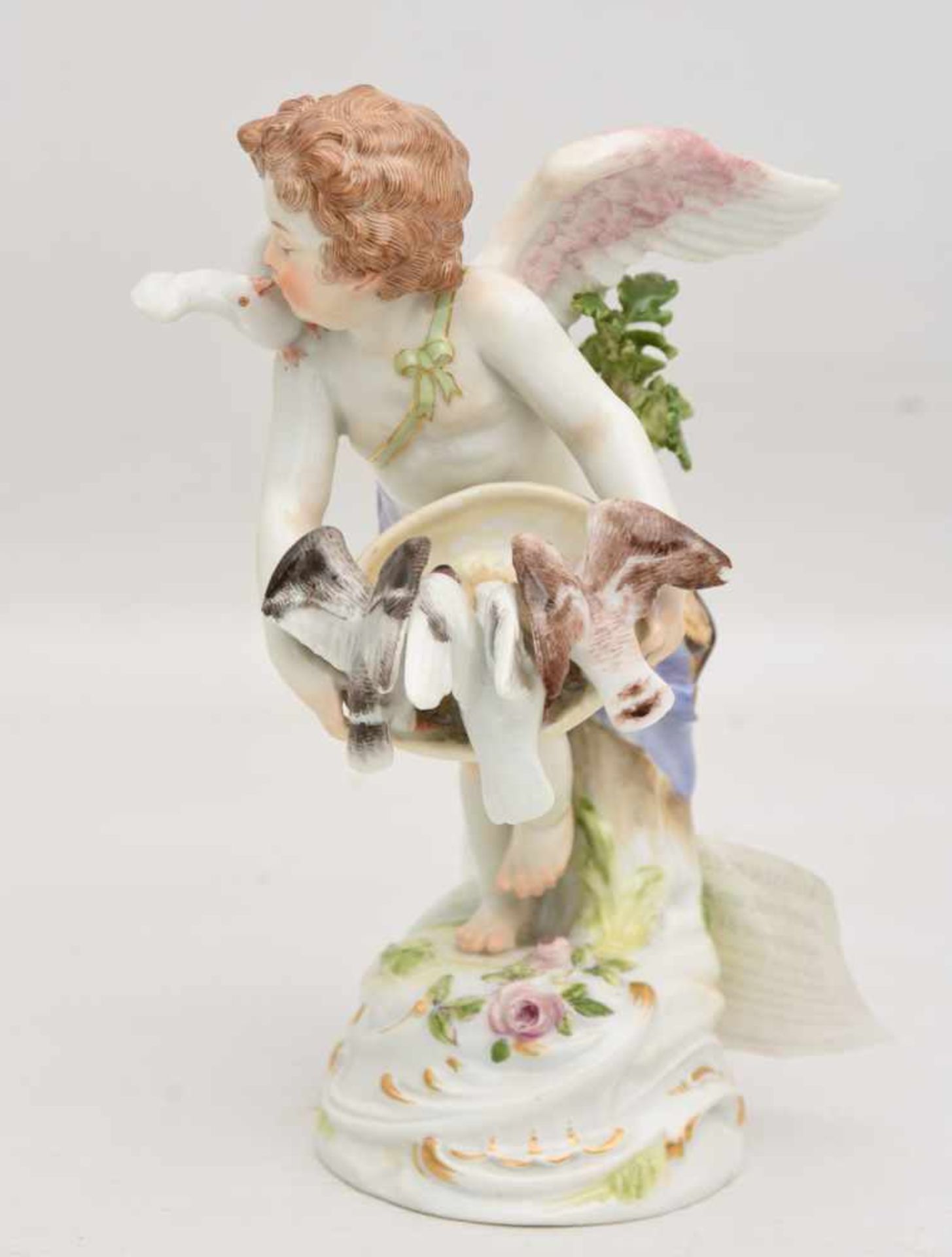 MEISSEN POEZELLAN- FIGUR, Amor, Tauben fütternd, um 1900. Paul Helmig 1898, Mod.nr.: R 122, auf - Image 2 of 11