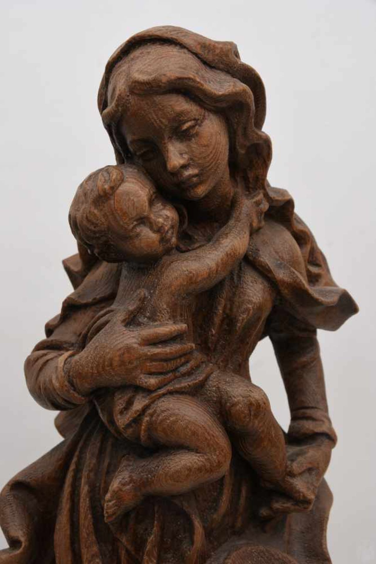 HOLZSKULPTUR, Maria mit Kind, im Barocken Stil. 20. Jh. Unbemalt, guter Zustand. 51 x 14 cm. - Bild 5 aus 6