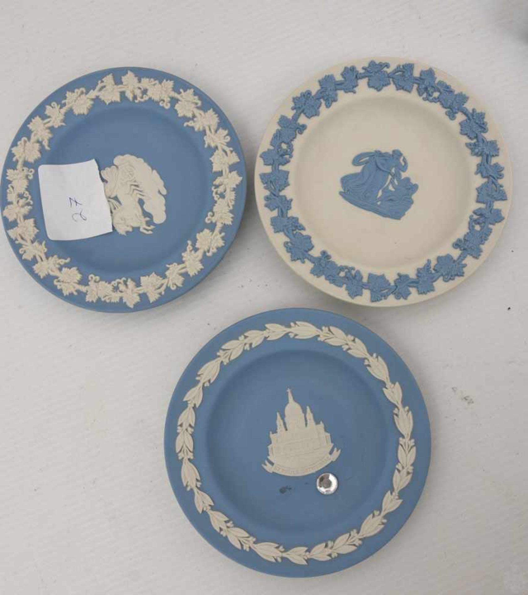 KONV. WEDGWOOD, Krug, drei Unterteller und drei Deckelschalen. Unten graviert mit , Wedgwood made in - Image 3 of 5