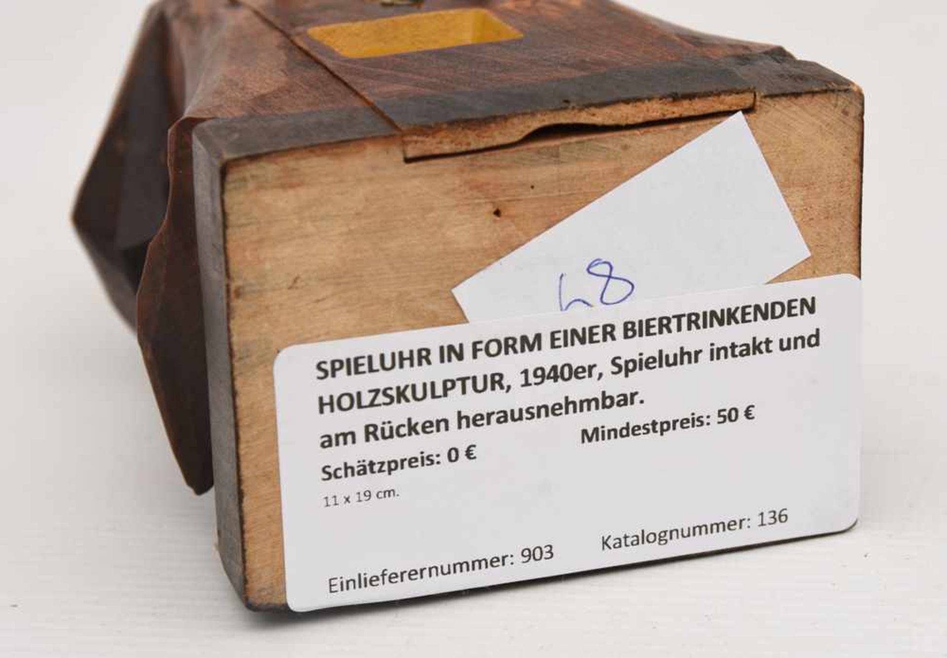 SPIELUHR IN FORM EINER BIERTRINKENDEN HOLZSKULPTUR, 1940er, Spieluhr intakt und am Rücken - Bild 4 aus 4