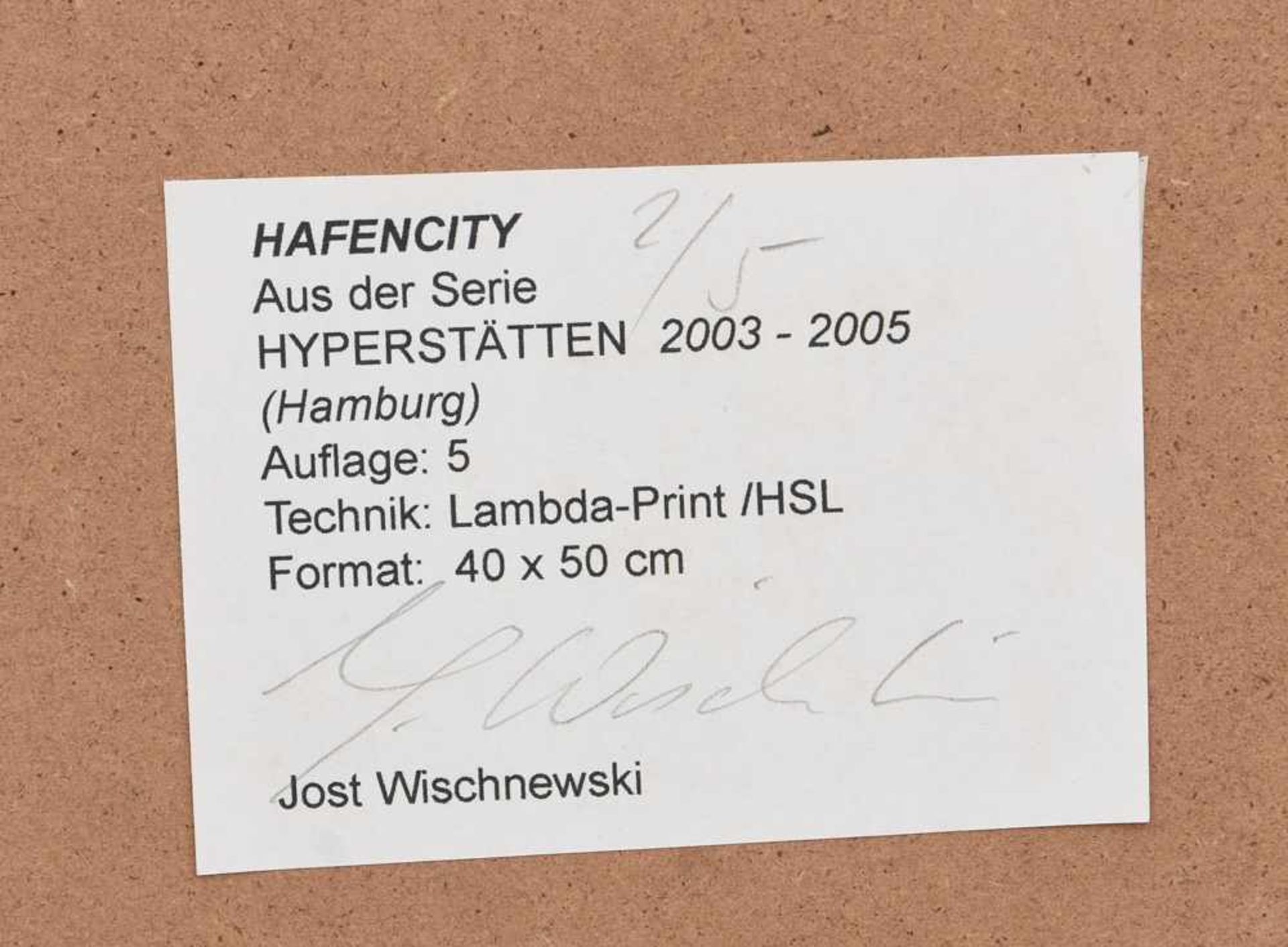 JOST WISCHNEWSKI, Hafencity aus der Serie HYPERSTÄTTEN, Lambda-Print, Deutschland, 2003-2005. Hinter - Bild 3 aus 3