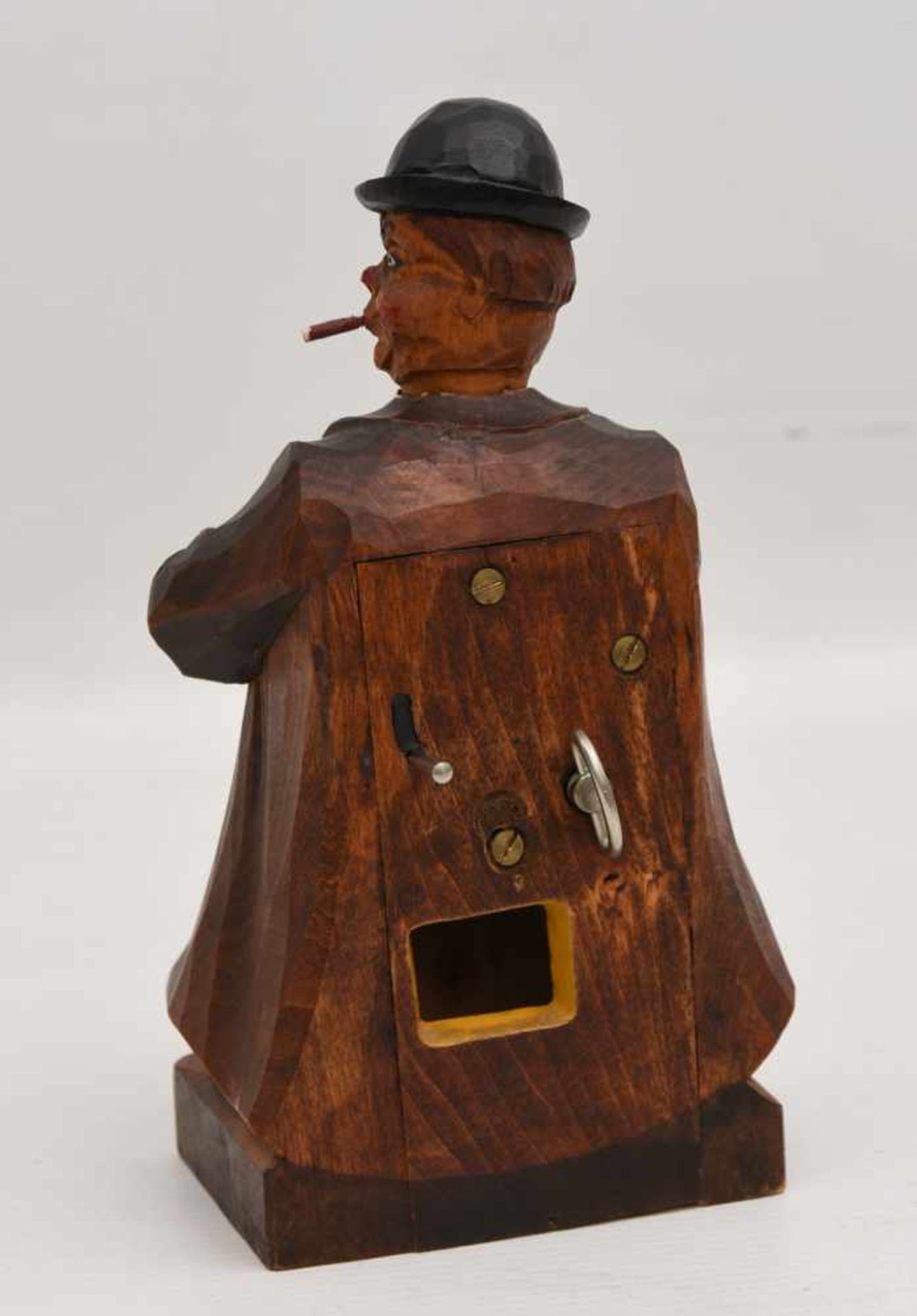 SPIELUHR IN FORM EINER BIERTRINKENDEN HOLZSKULPTUR, 1940er, Spieluhr intakt und am Rücken - Bild 3 aus 4