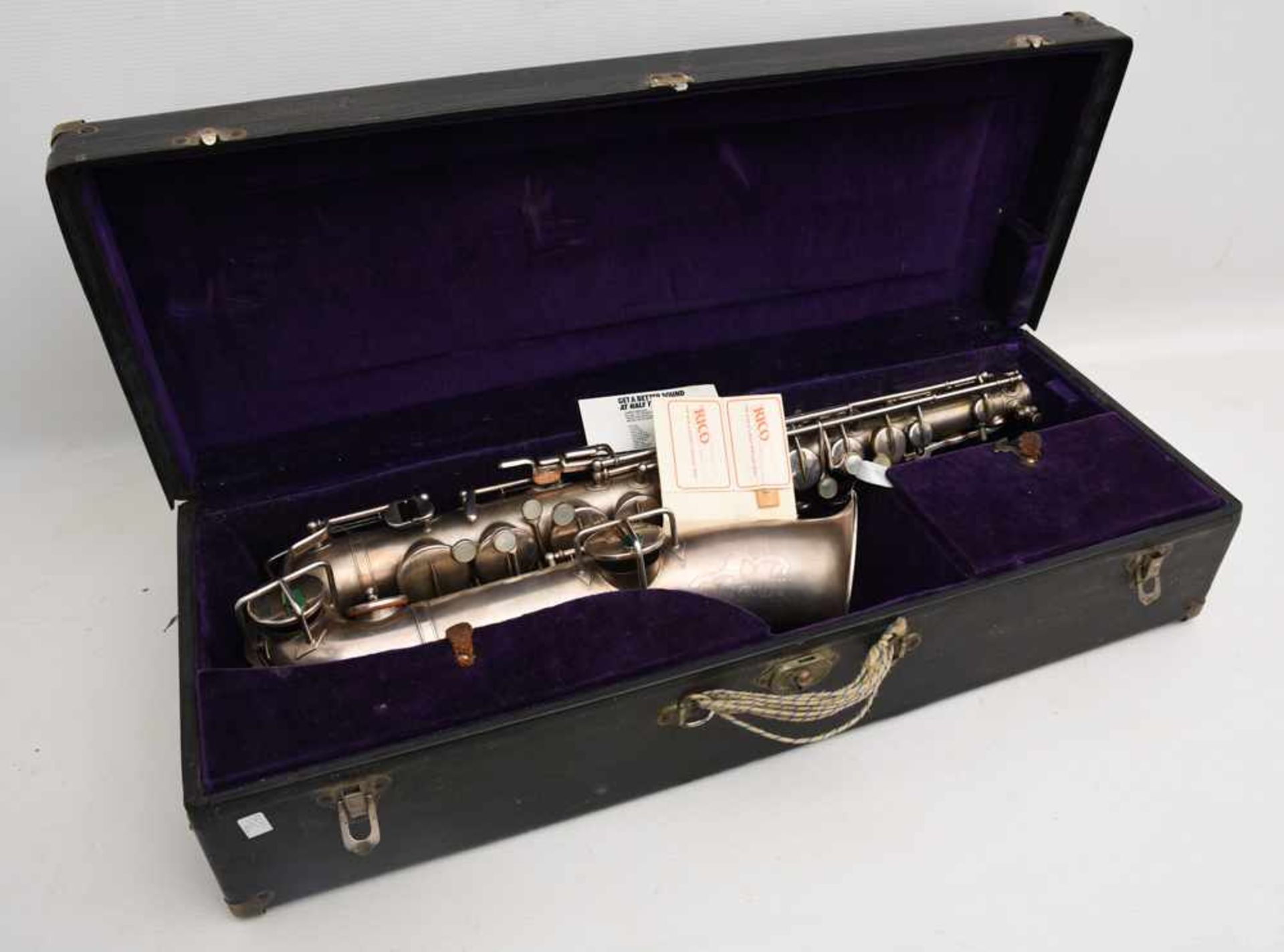SAXOPHONE MIT KASTEN UND ZUBEHÖR, bez. "the buescher elkhart ind saxophone" nummeriert 163912. d. 12 - Bild 5 aus 9