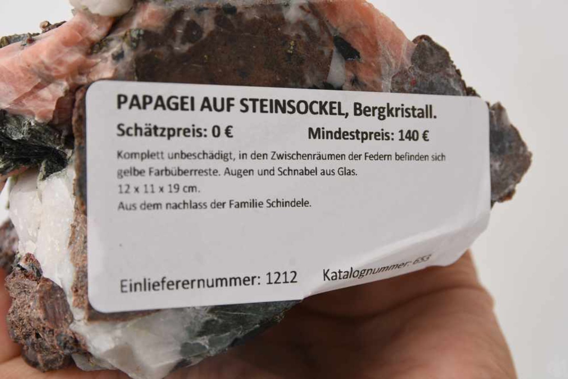 PAPAGEI AUF STEINSOCKEL, Bergkristall. Komplett unbeschädigt, in den Zwischenräumen der Federn - Image 7 of 8